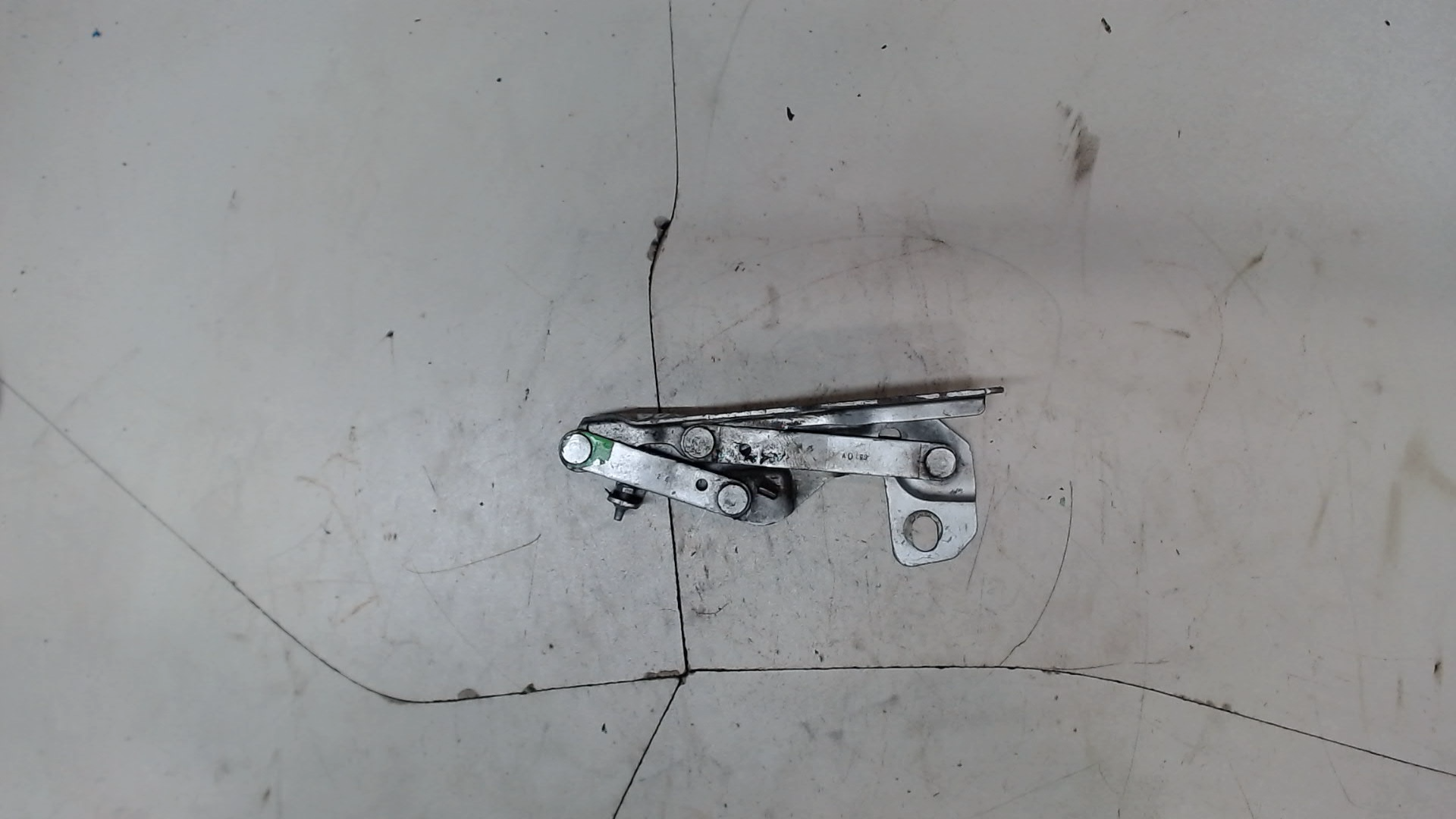 Петля капота левая