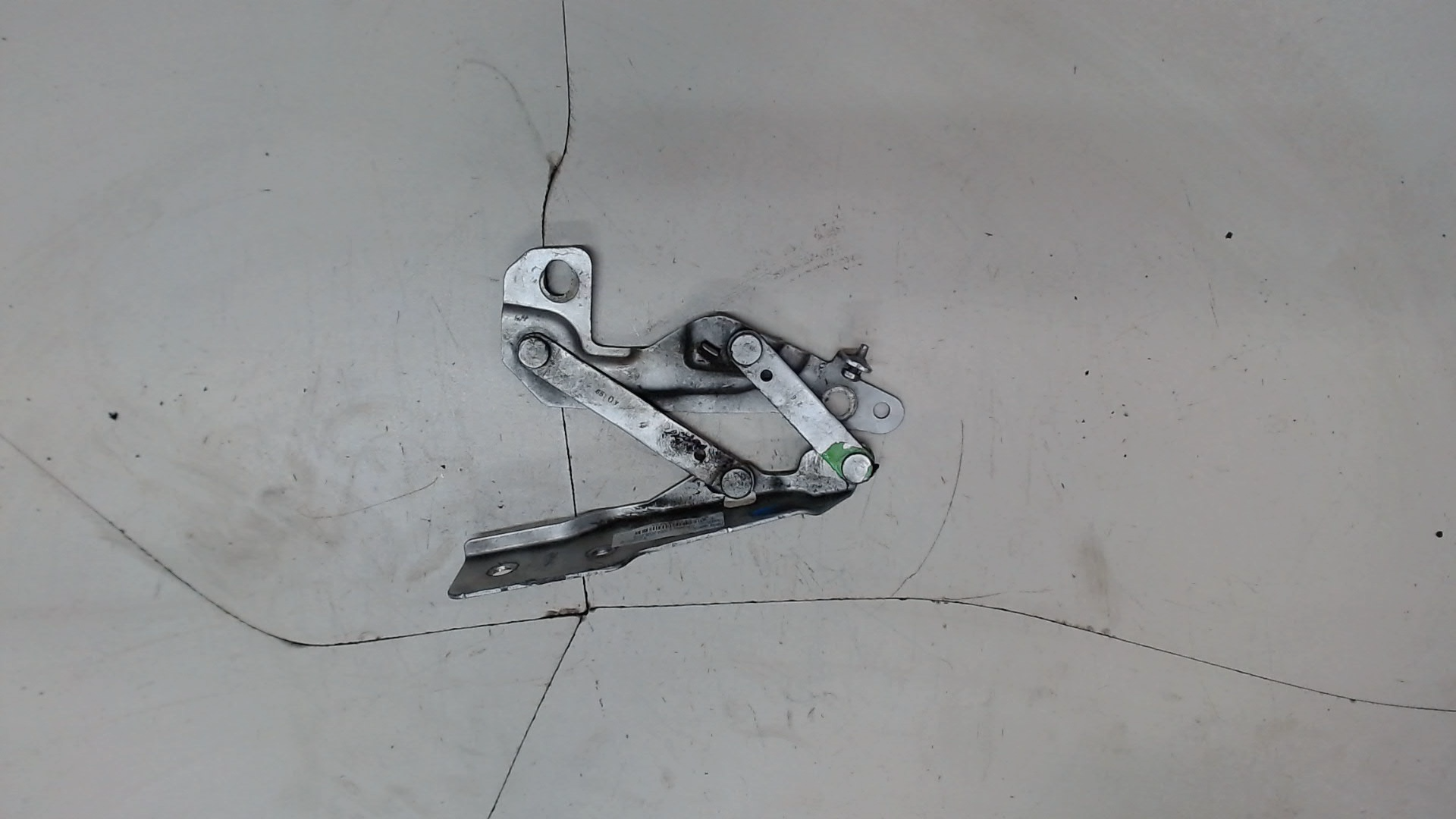 Петля капота левая