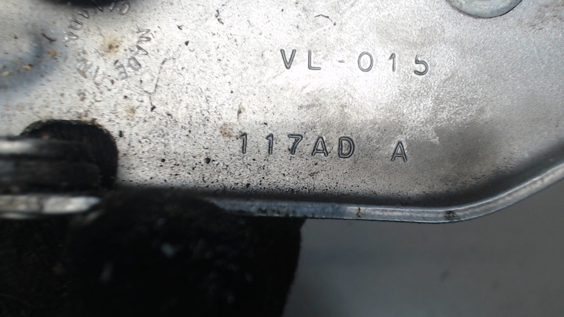 Петля капота левая