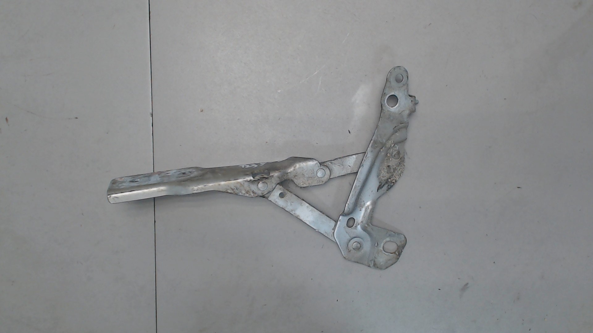 Петля капота левая