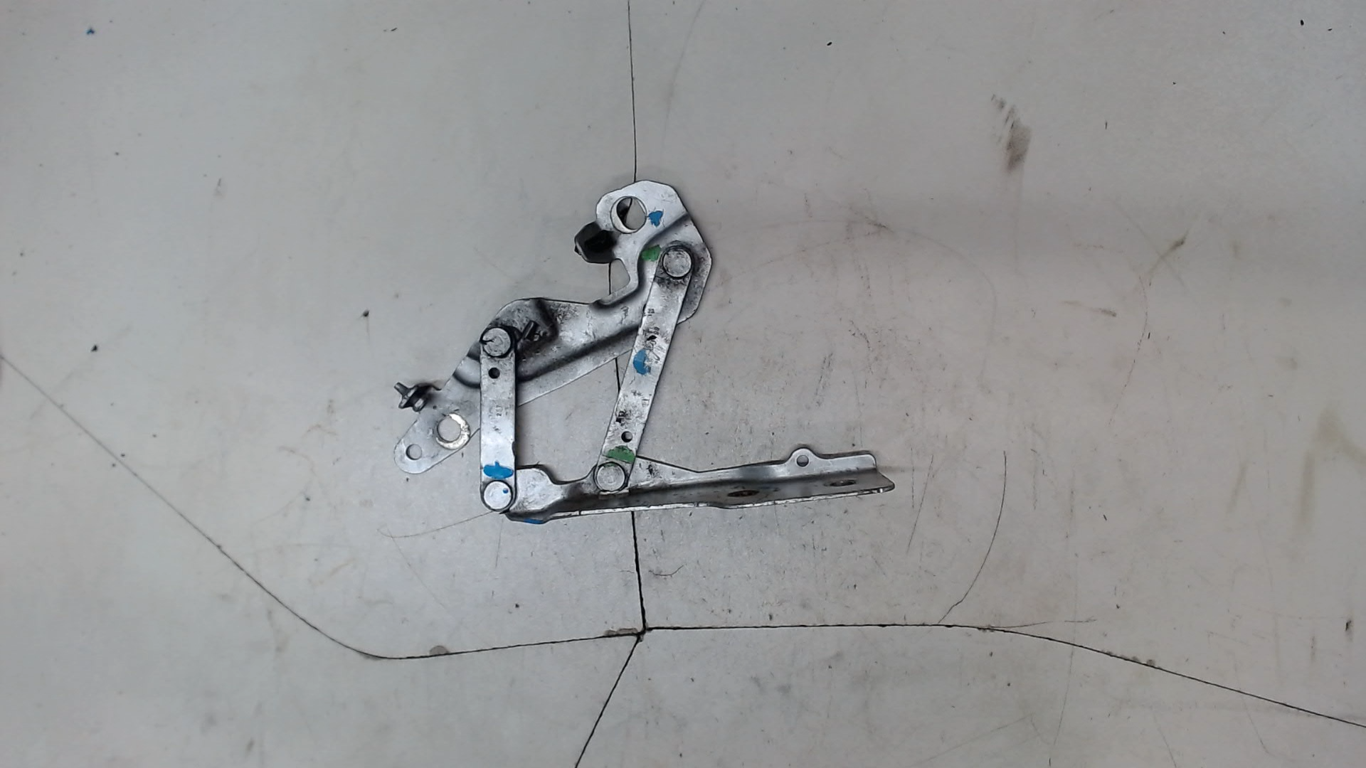 Петля капота правая