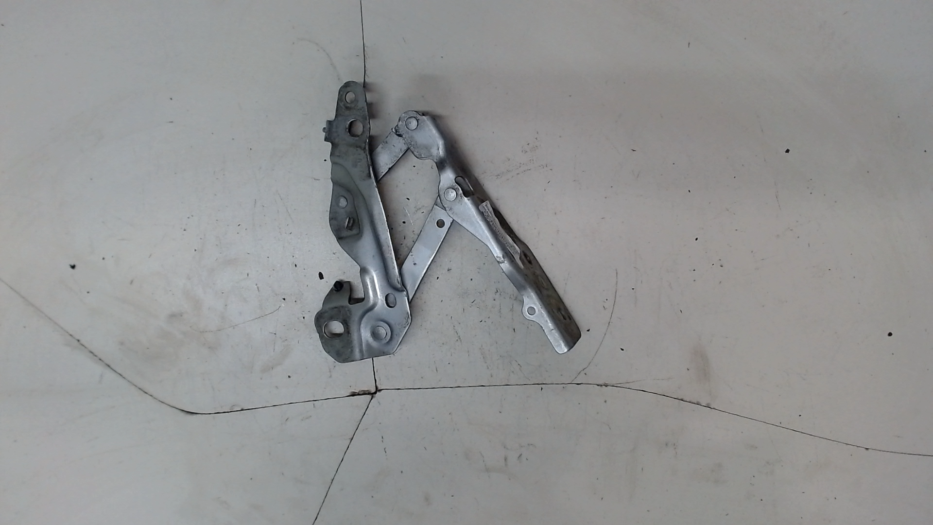 Петля капота правая