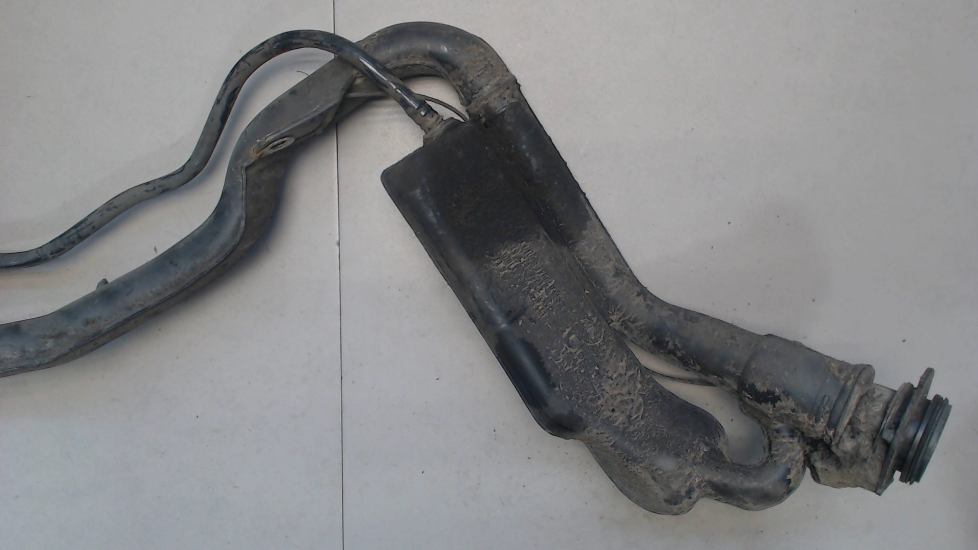 Горловина топливного бака