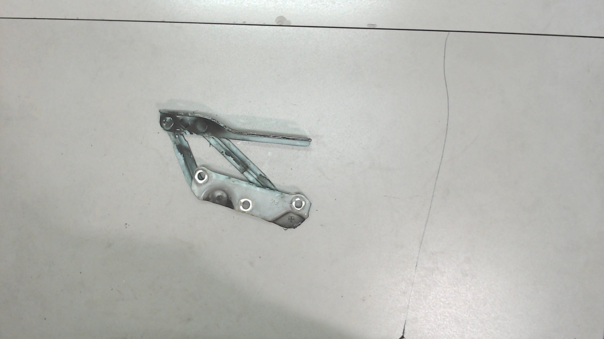 Петля капота правая