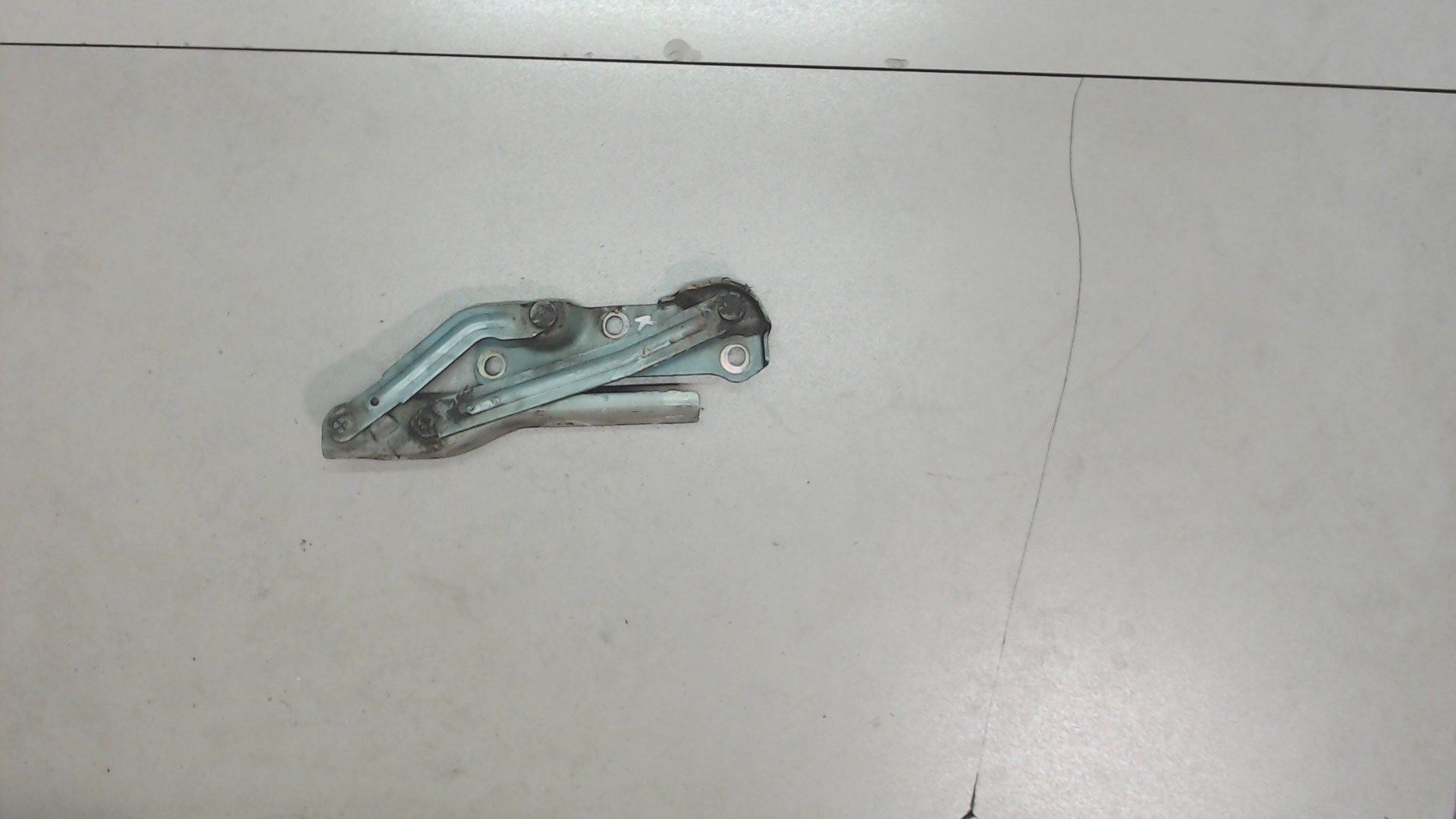 Петля капота правая