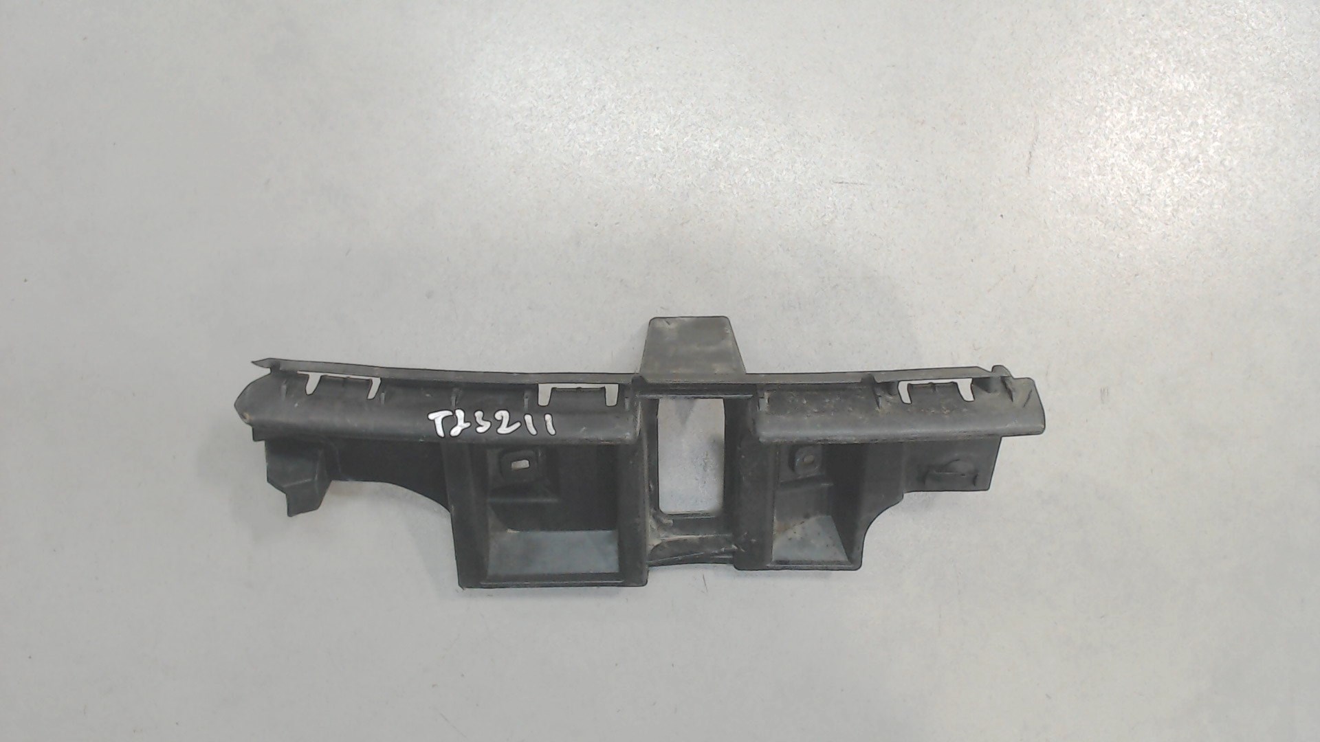 Кронштейн заднего бампера левый