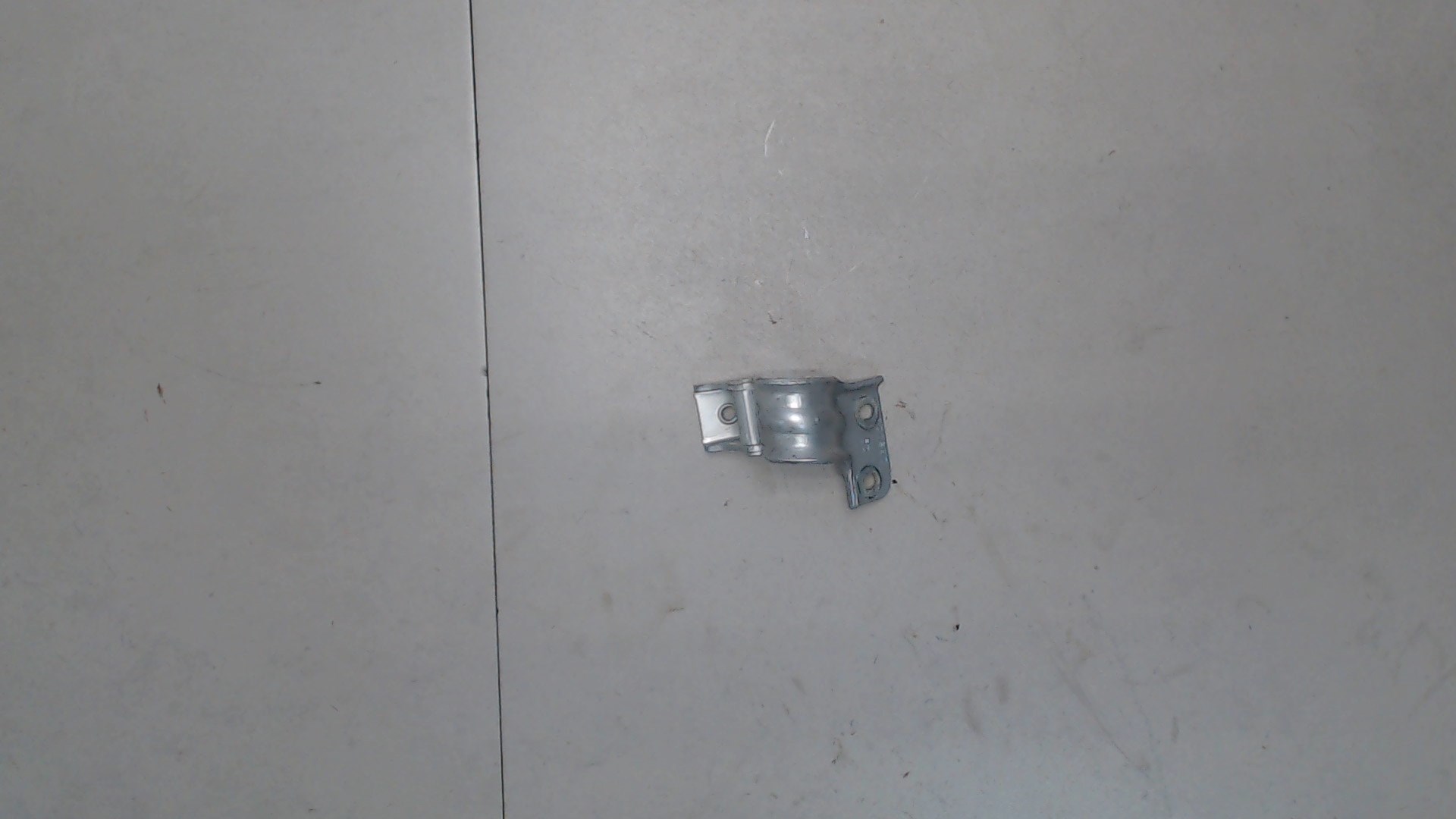 Петля крышки багажника