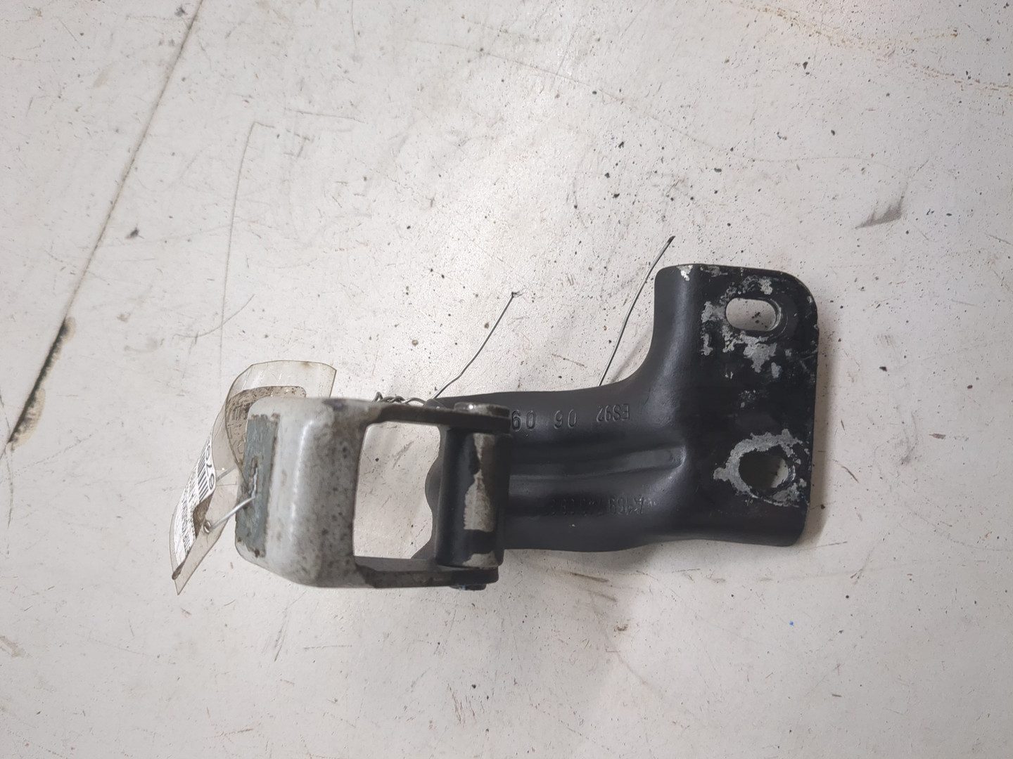 Петля крышки багажника