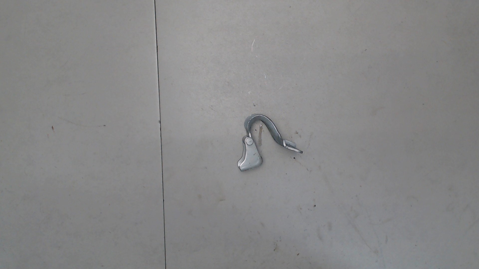 Петля крышки багажника