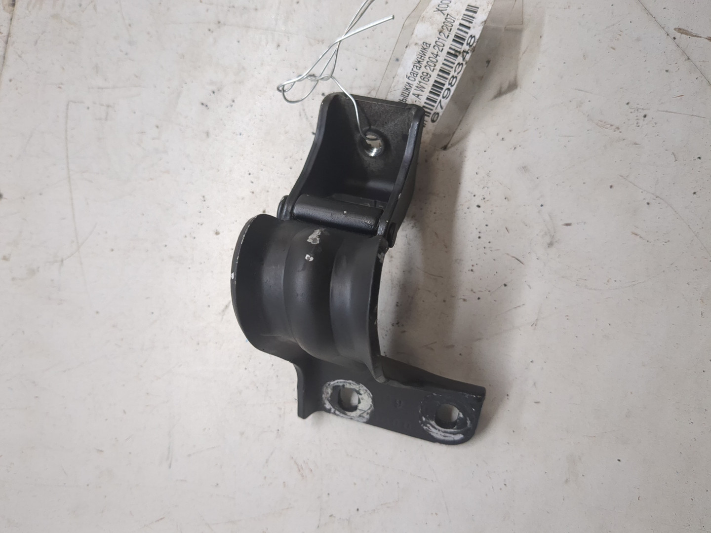 Петля крышки багажника