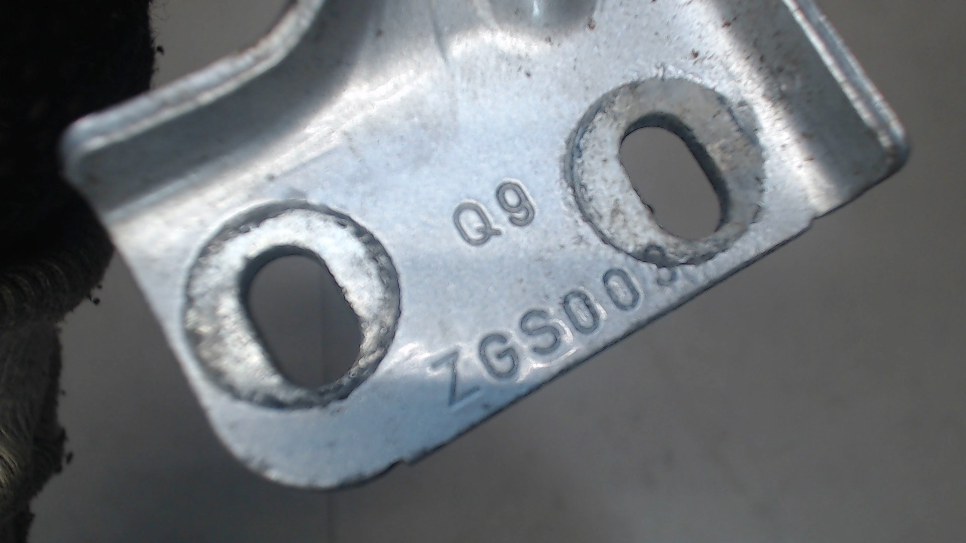 Петля крышки багажника