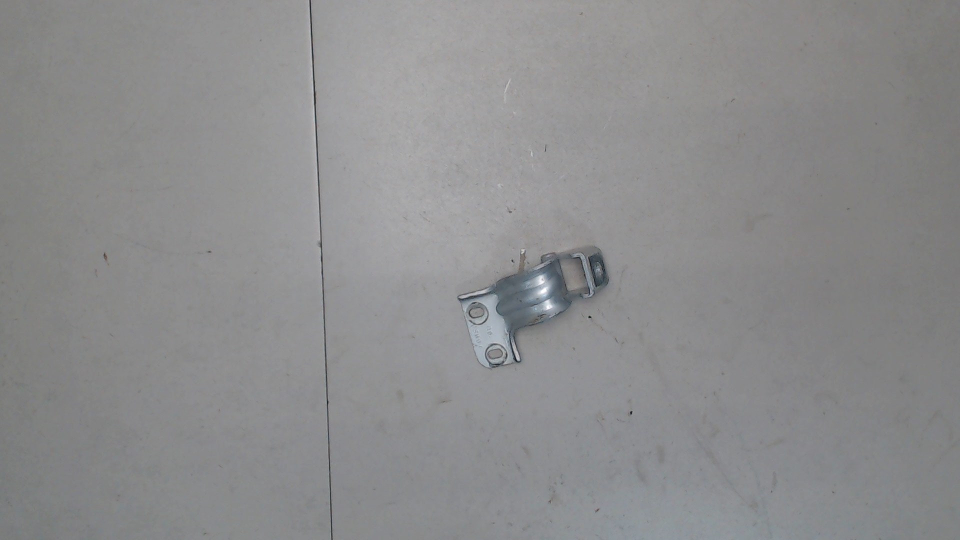 Петля крышки багажника