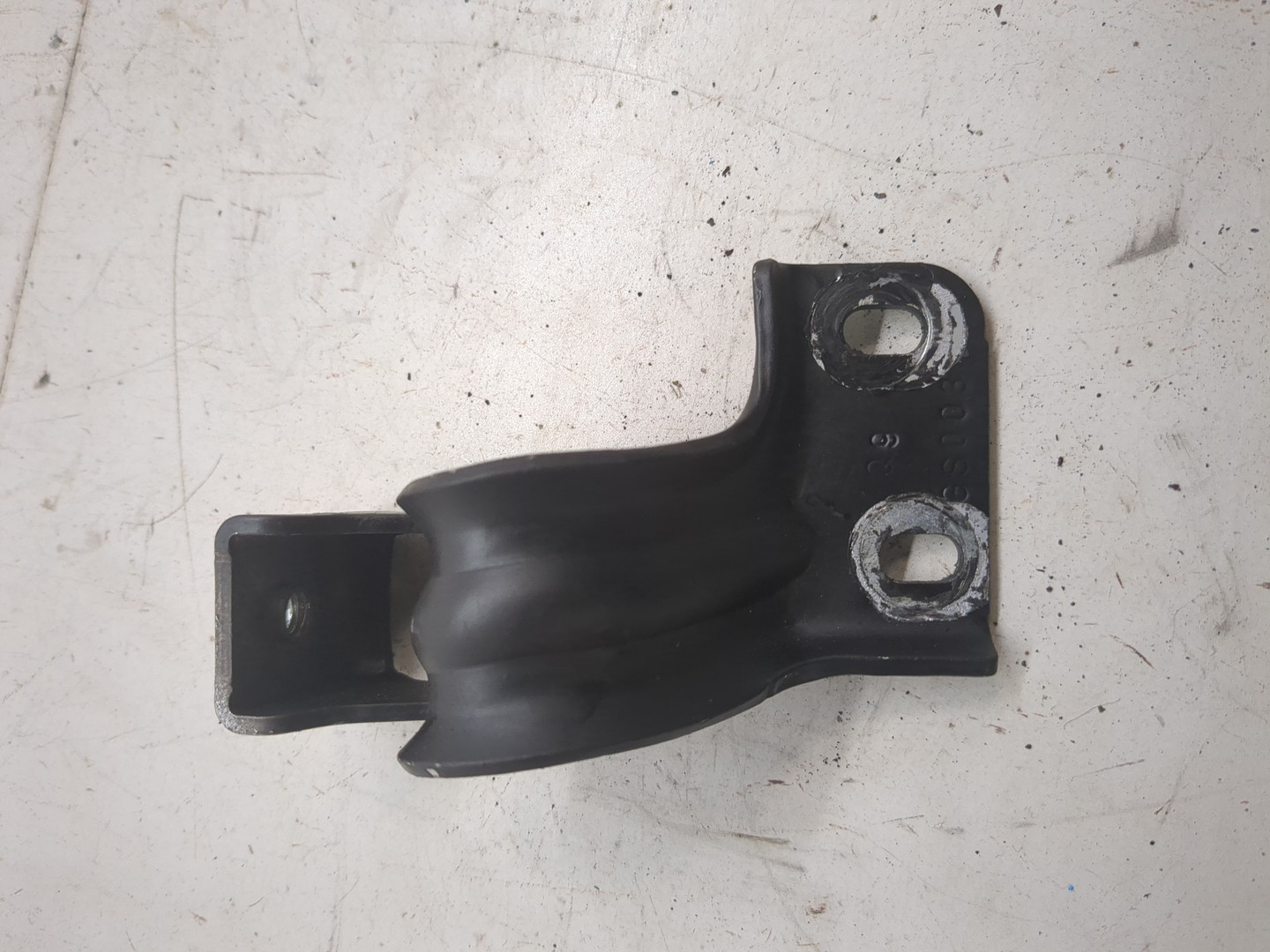 Петля крышки багажника