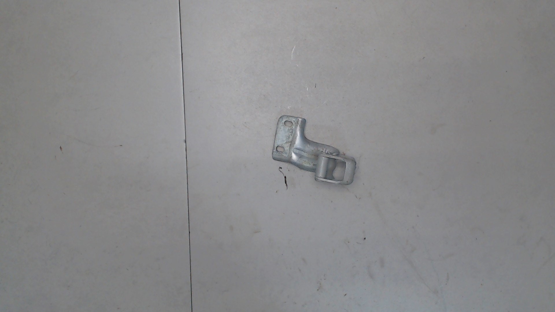 Петля крышки багажника