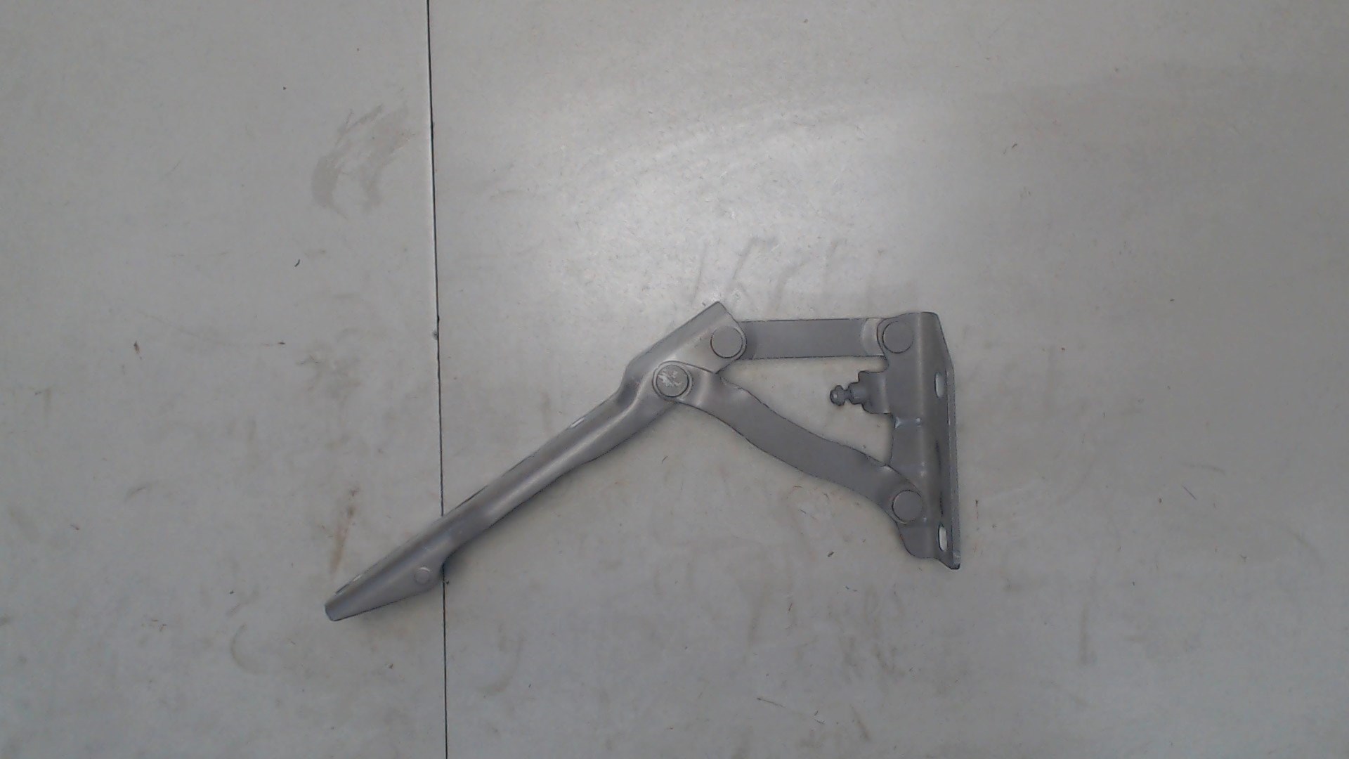 Петля капота