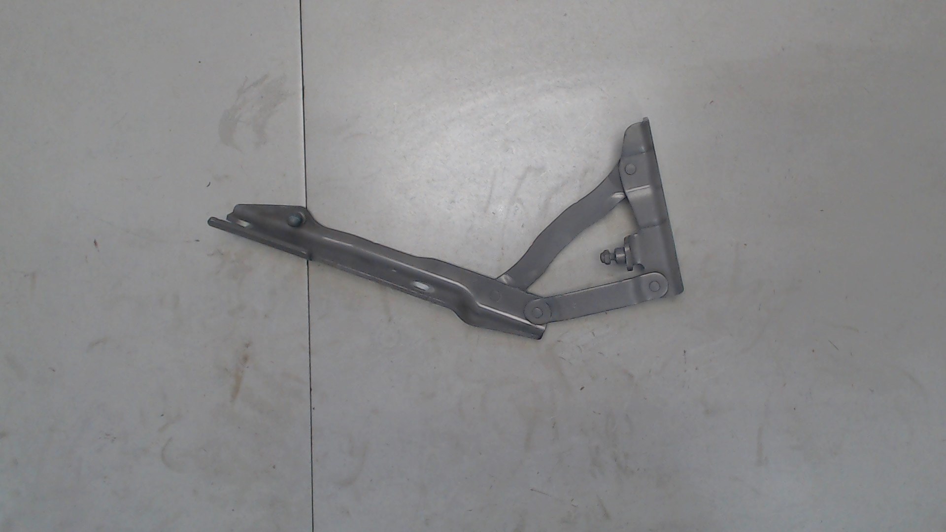 Петля капота