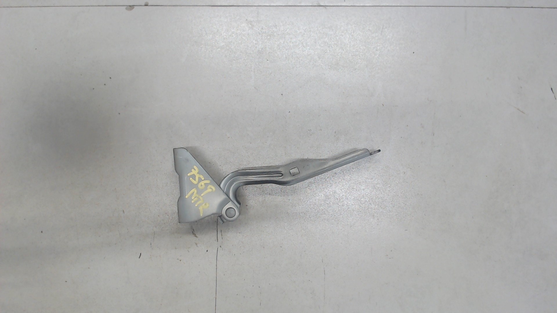 Петля капота левая