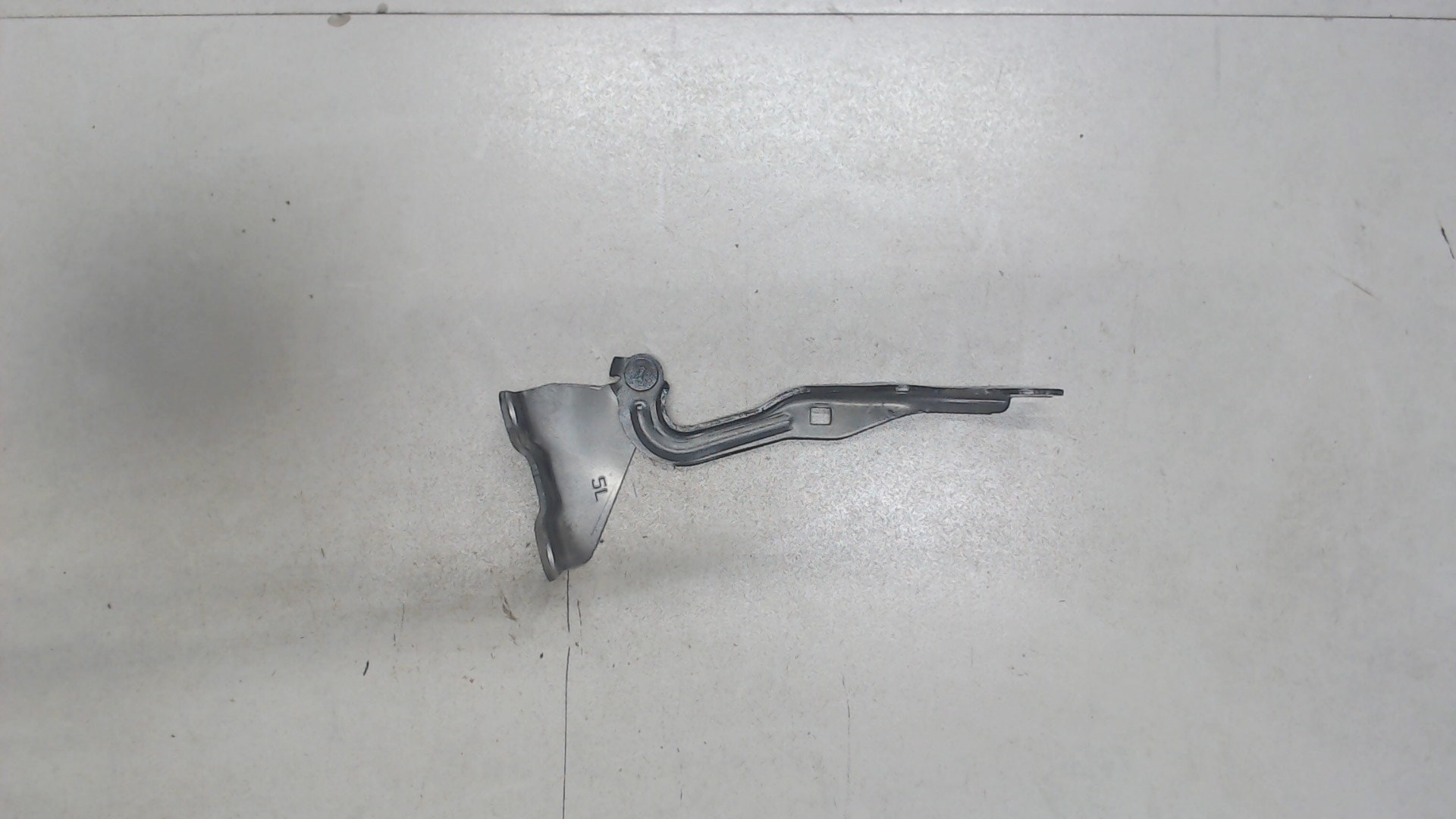 Петля капота левая