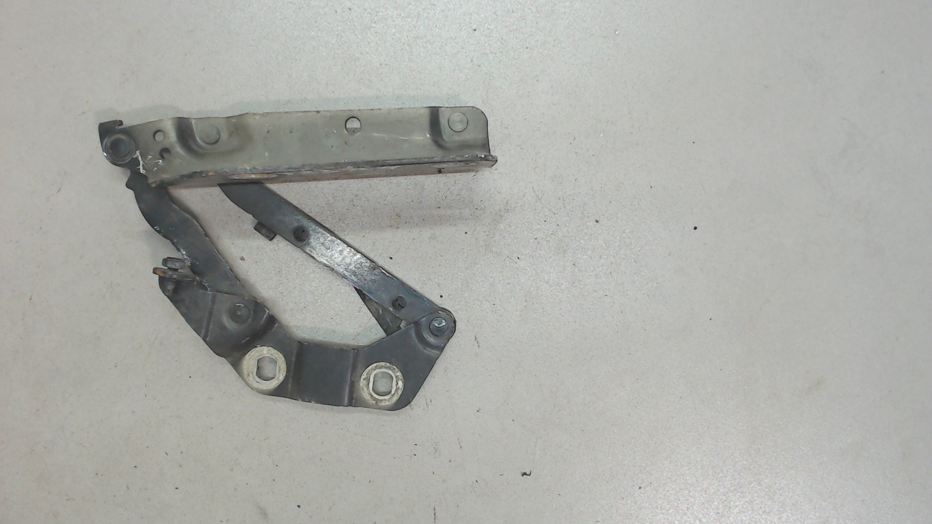 Петля капота левая