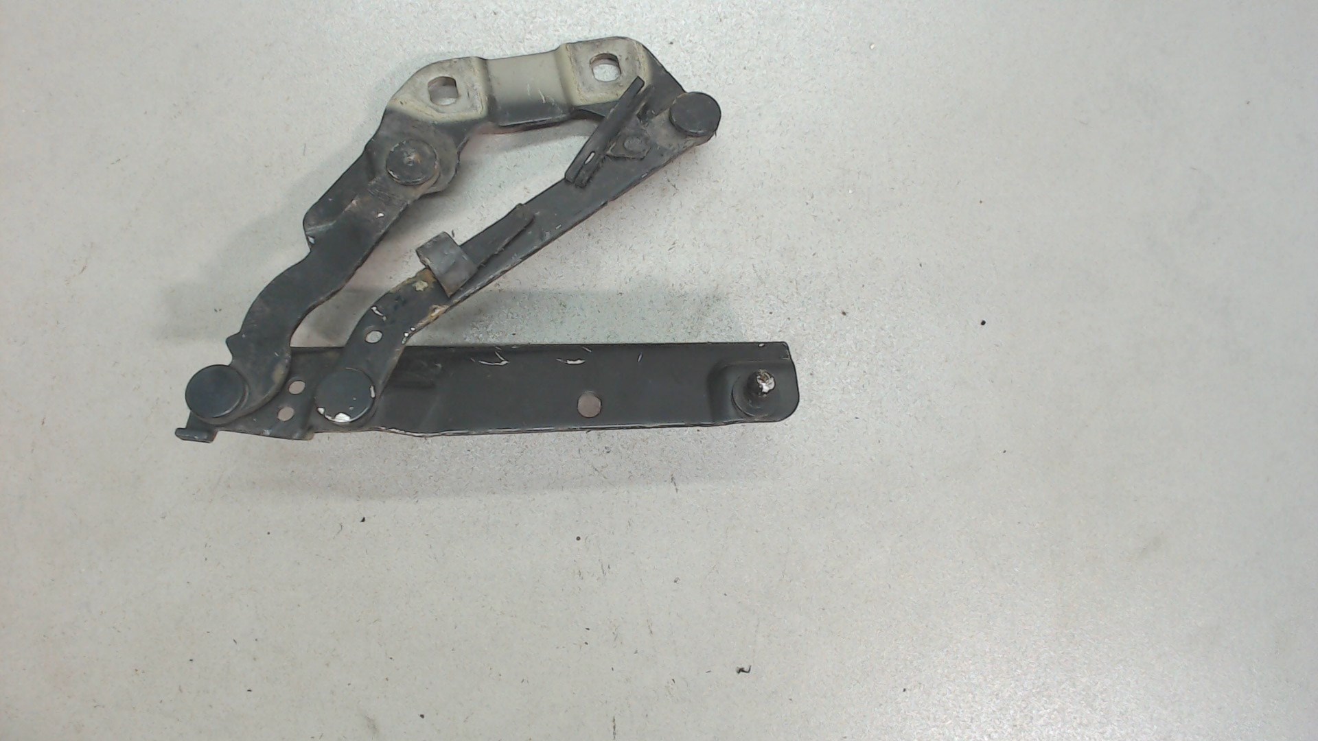 Петля капота левая