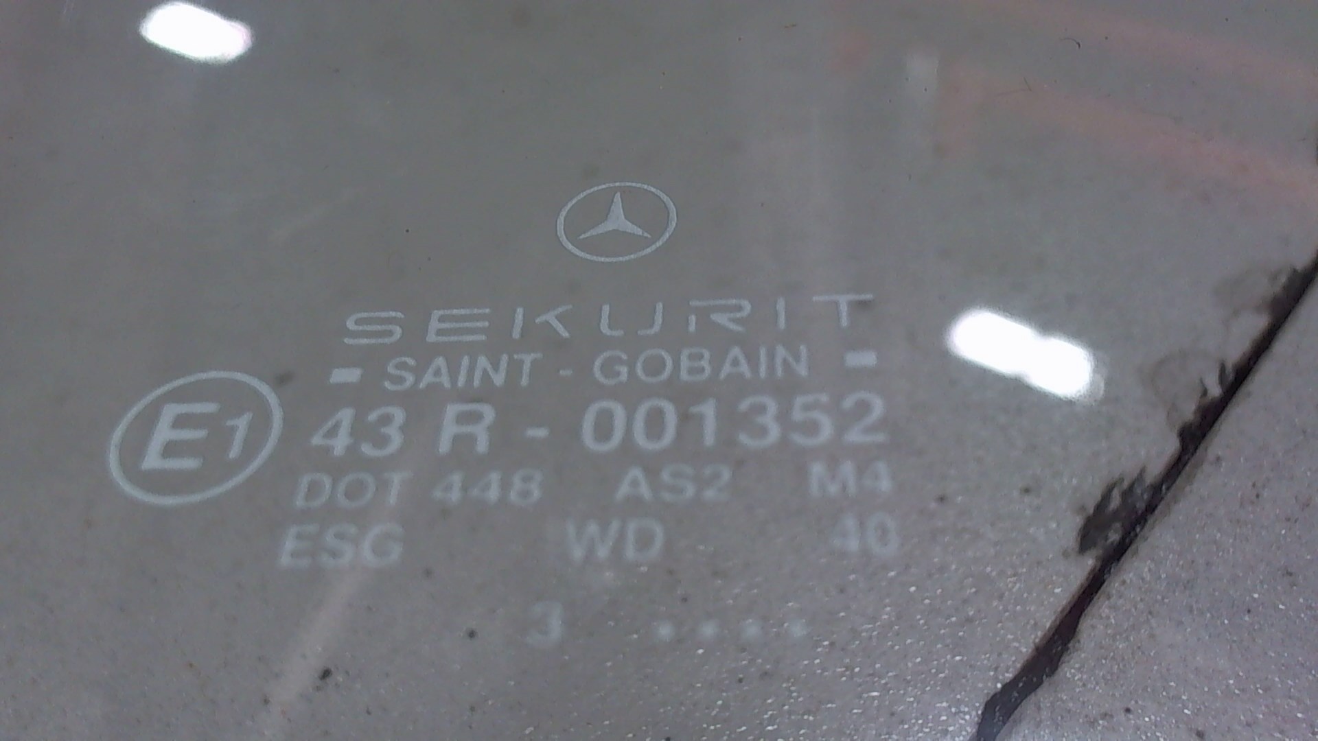 Стекло двери передней правой