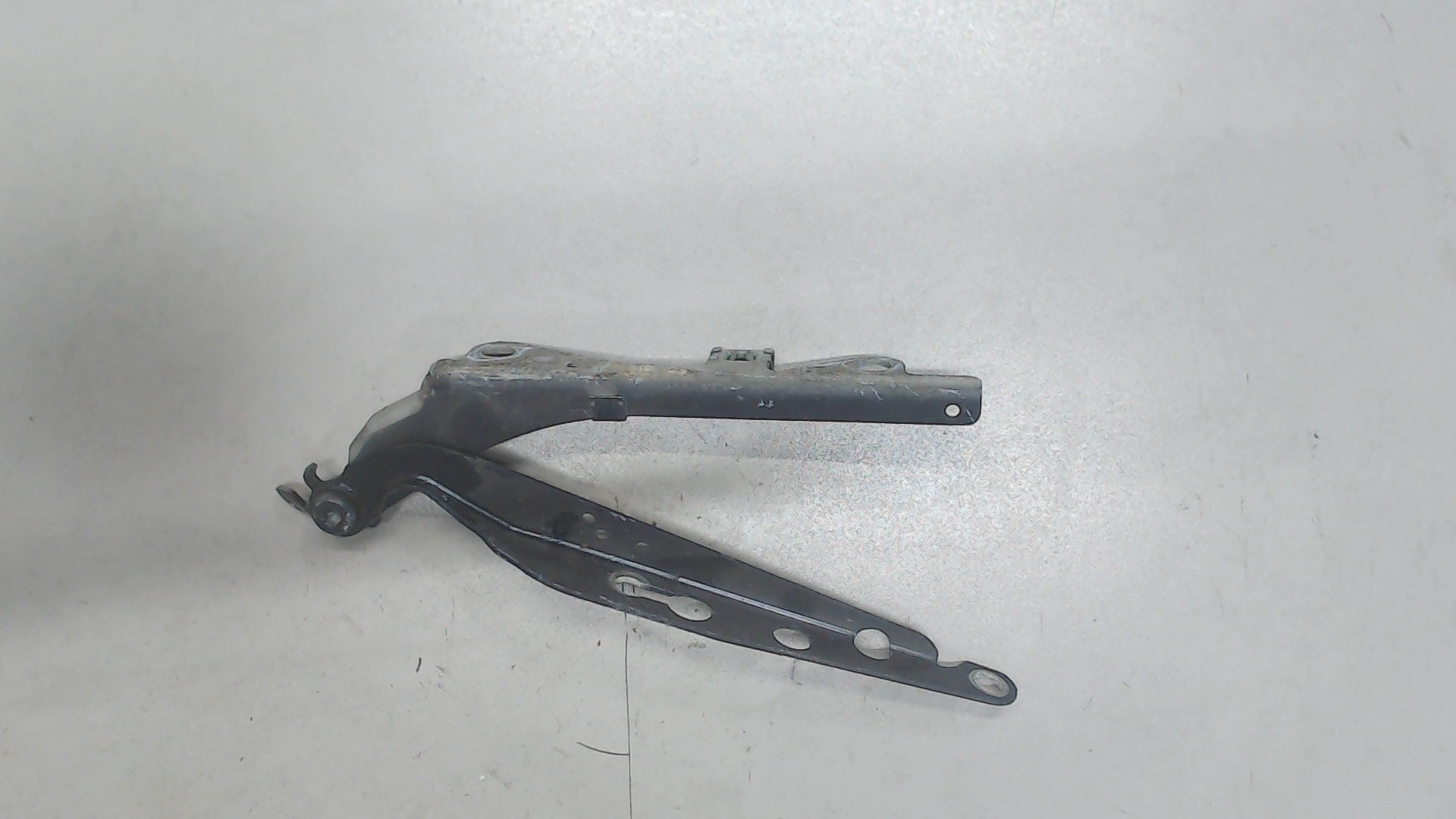 Петля капота правая