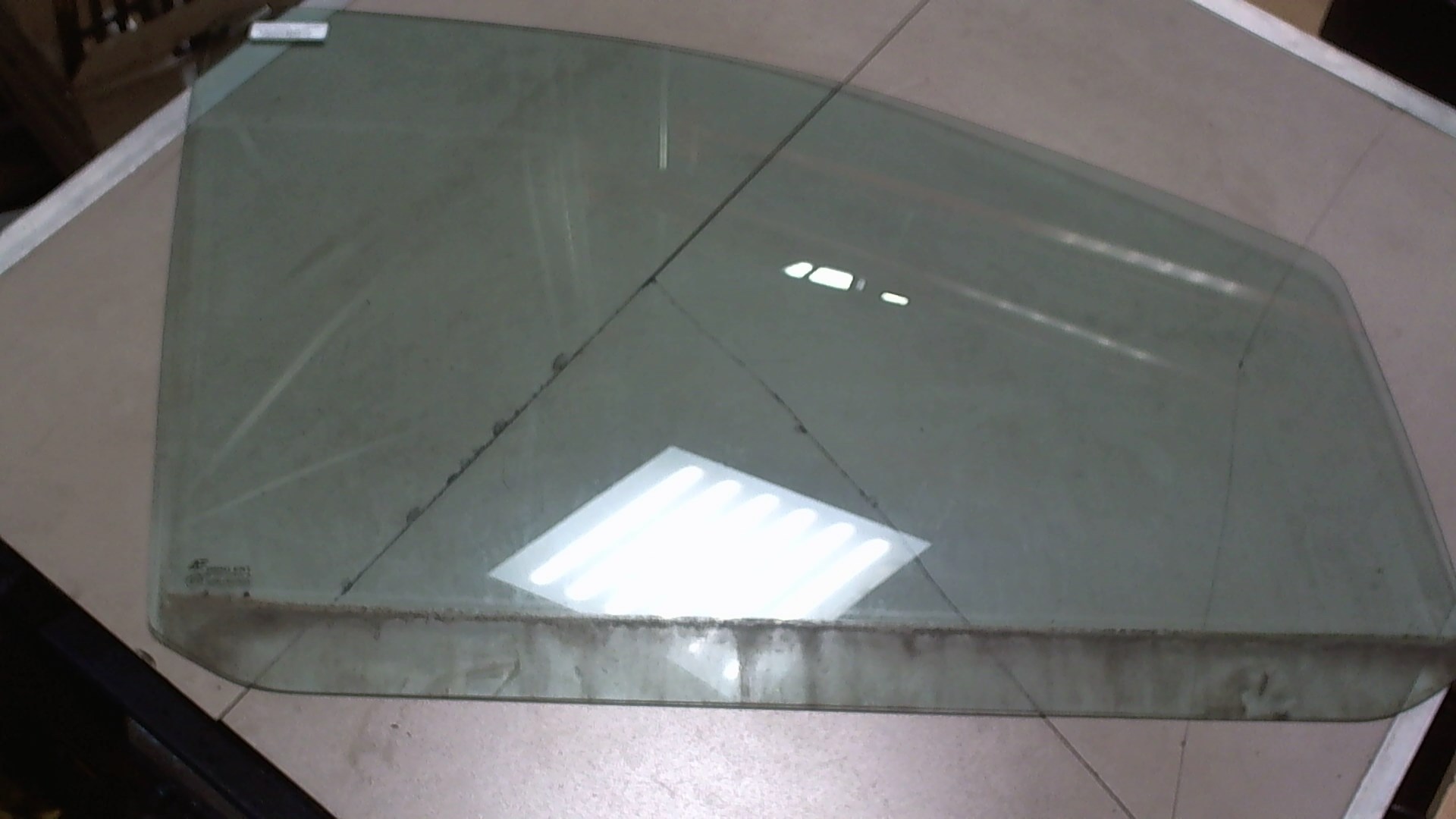 Стекло двери передней правой