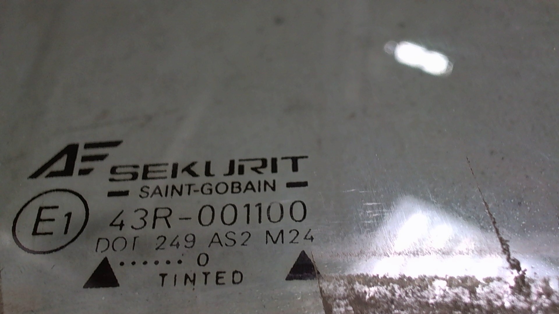 Стекло двери передней правой