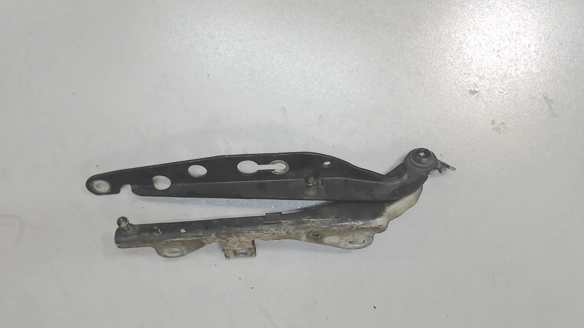 Петля капота правая