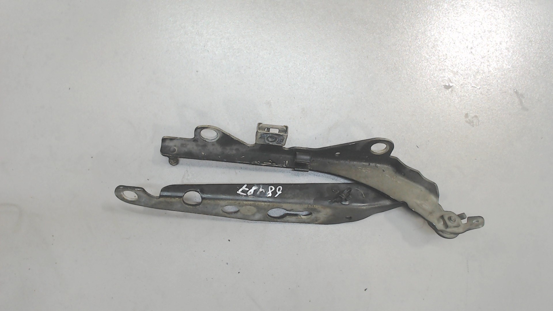 Петля капота правая