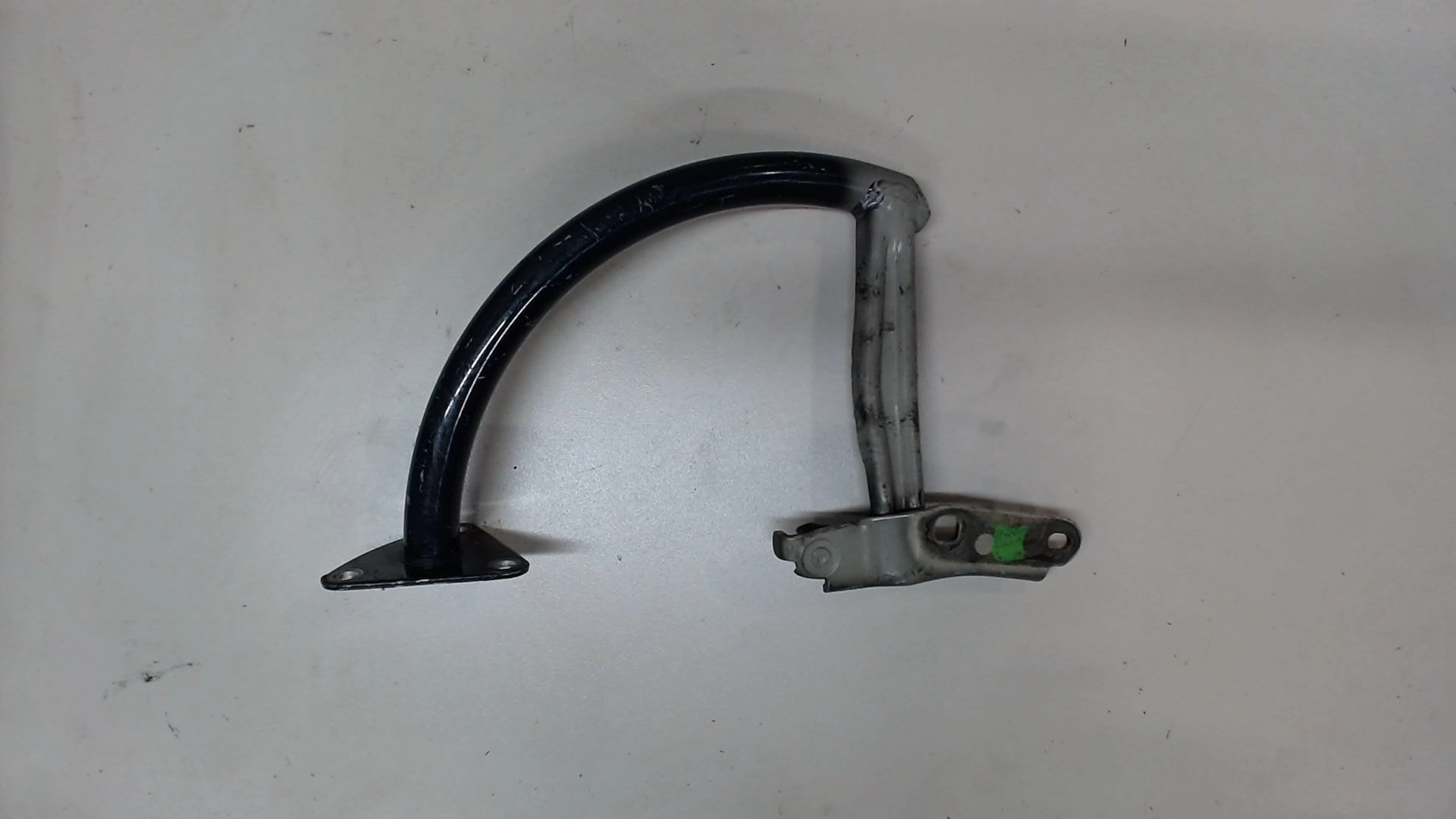 Петля крышки багажника