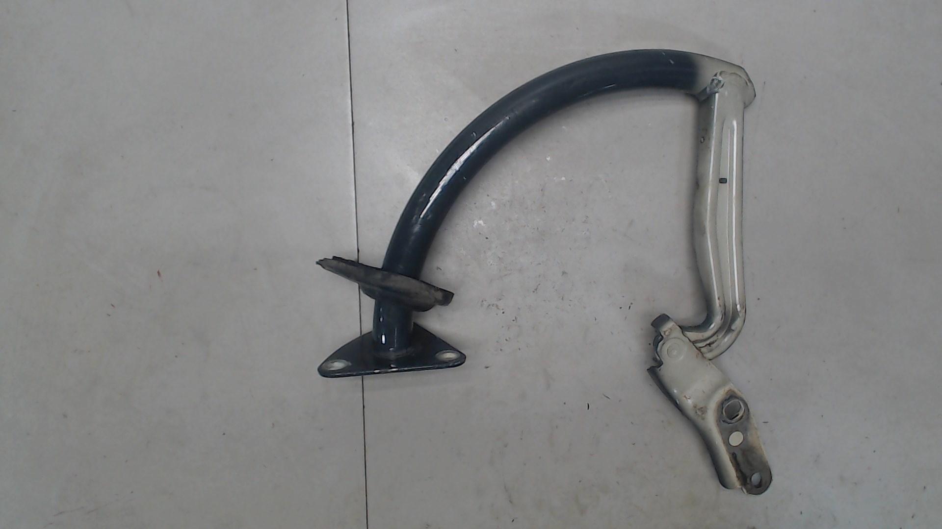 Петля крышки багажника