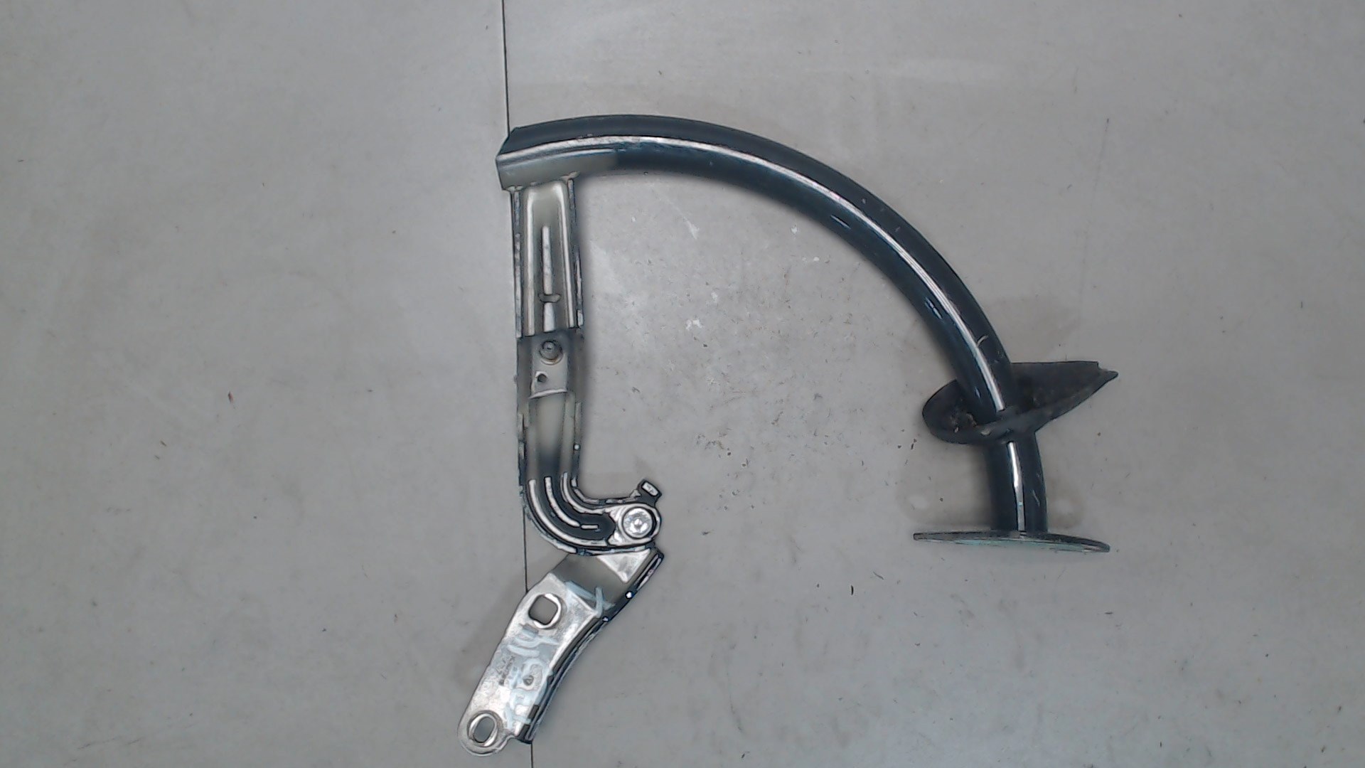 Петля крышки багажника