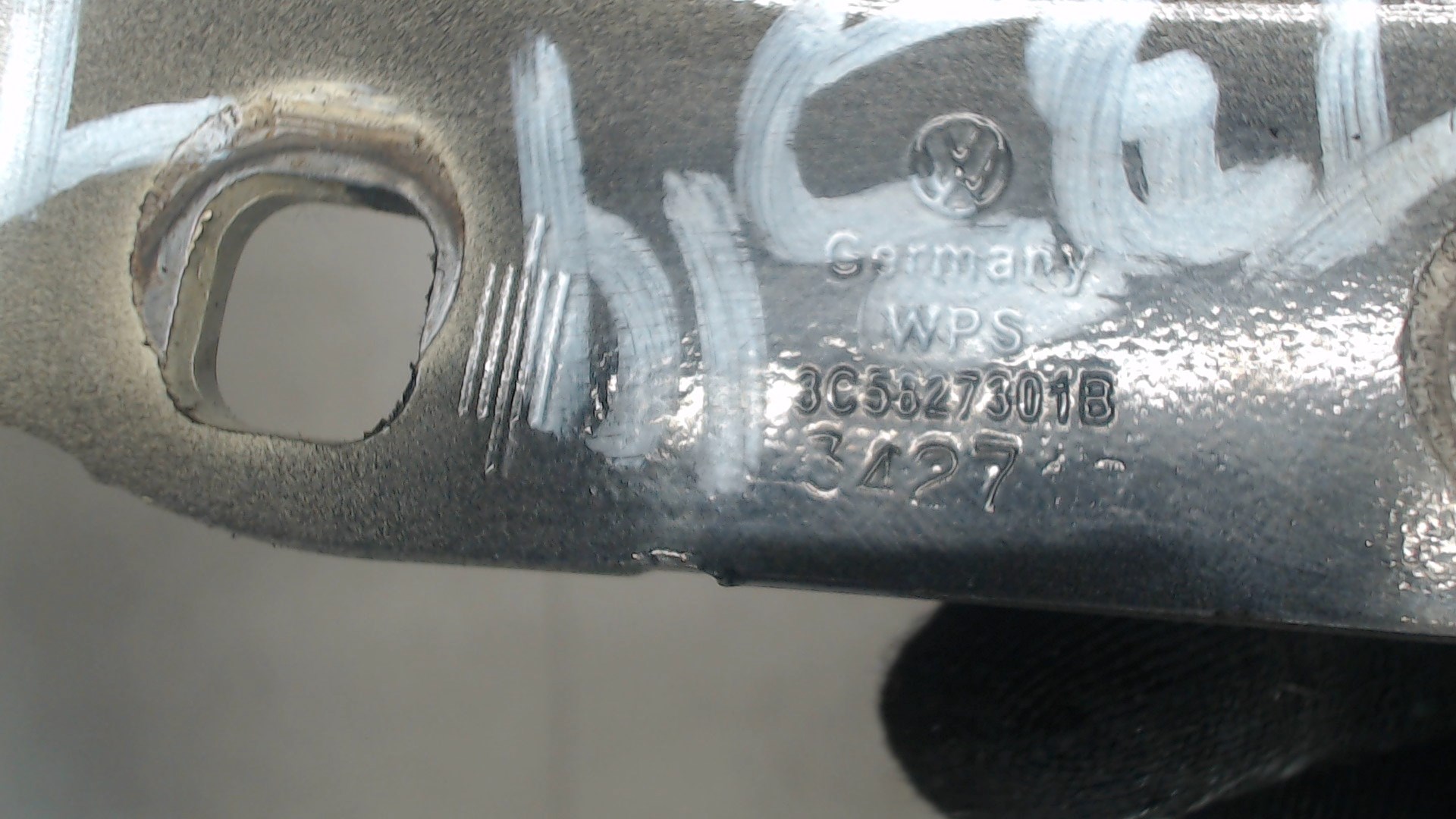 Петля крышки багажника