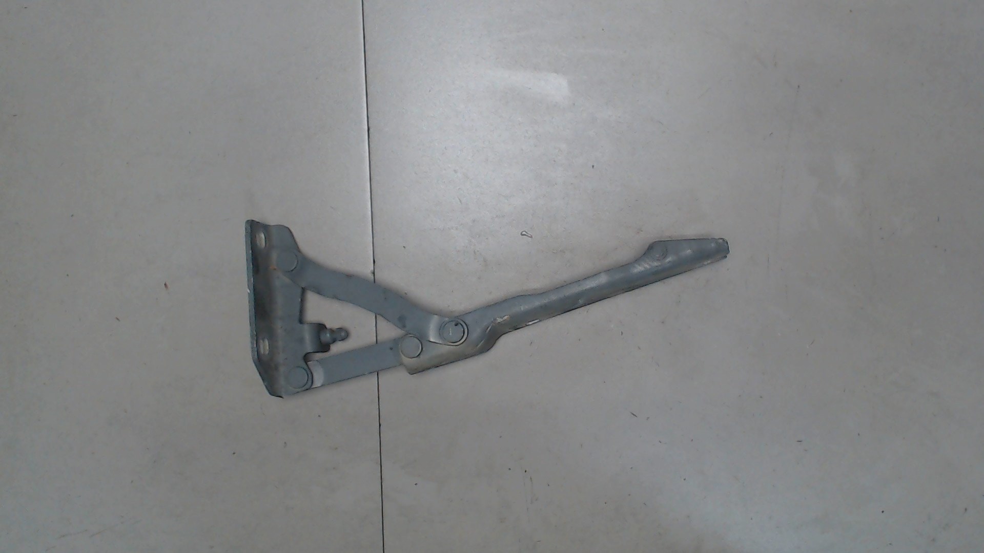 Петля капота