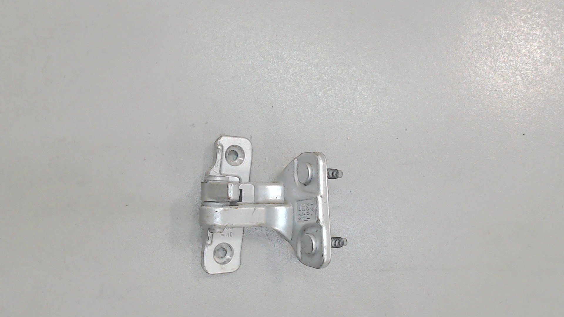 Петля двери