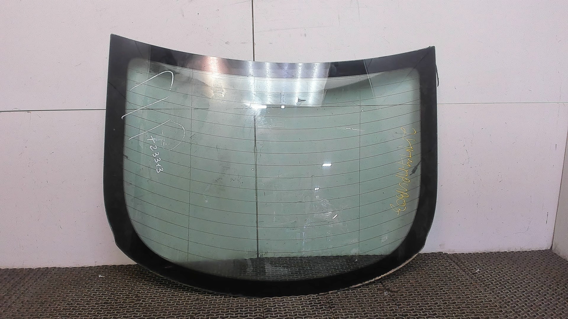 Стекло заднее