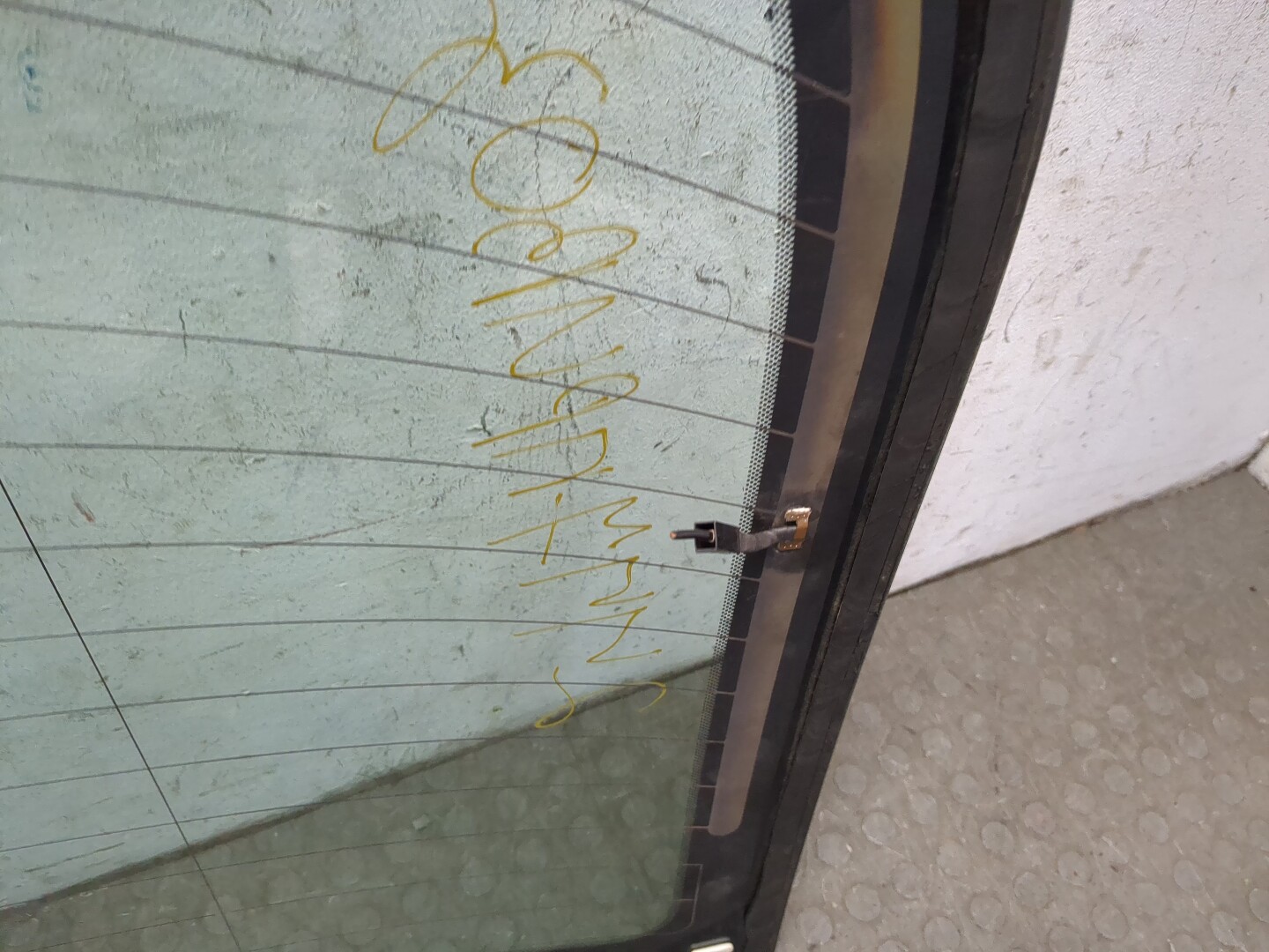 Стекло заднее