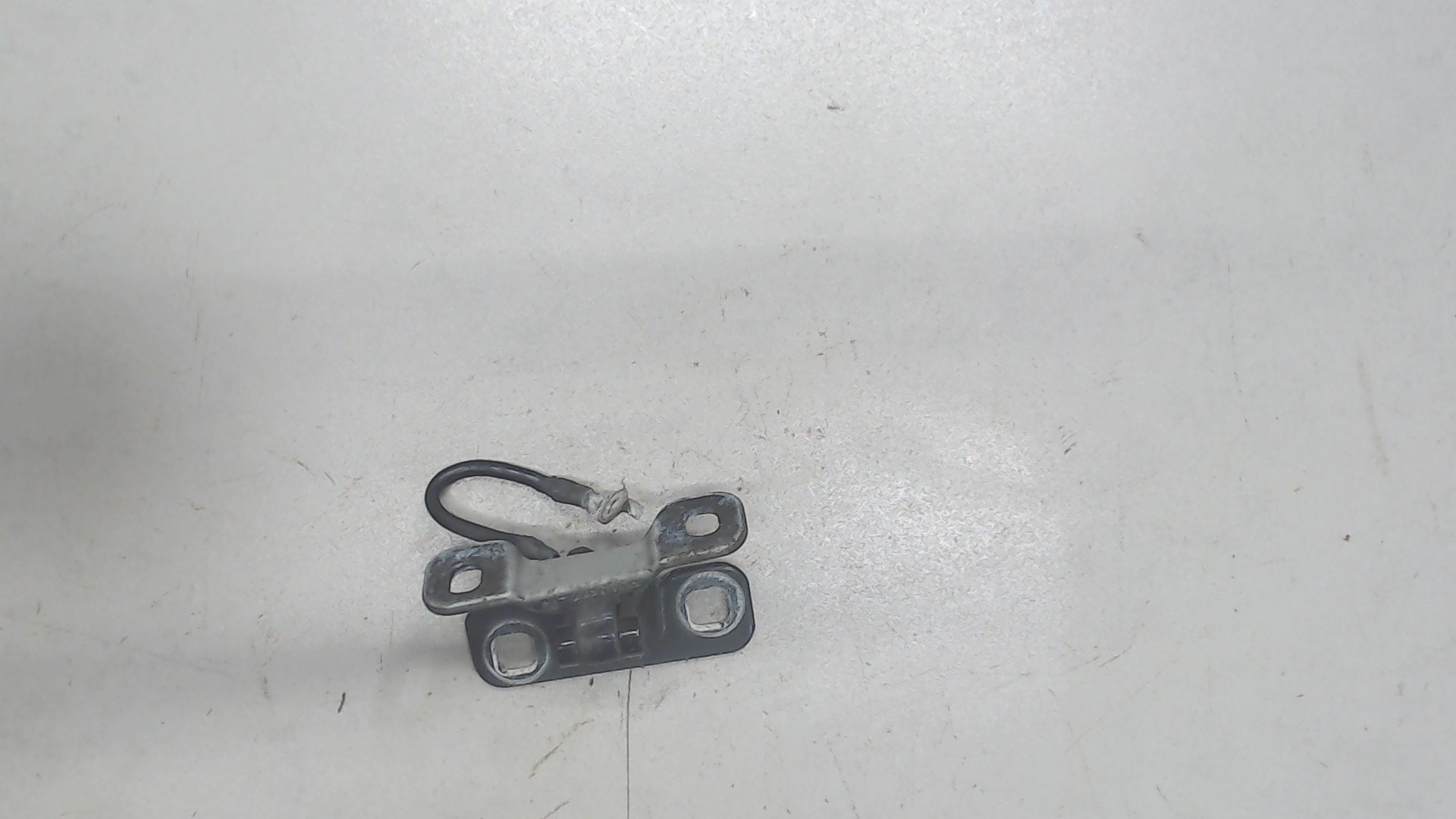 Петля крышки багажника