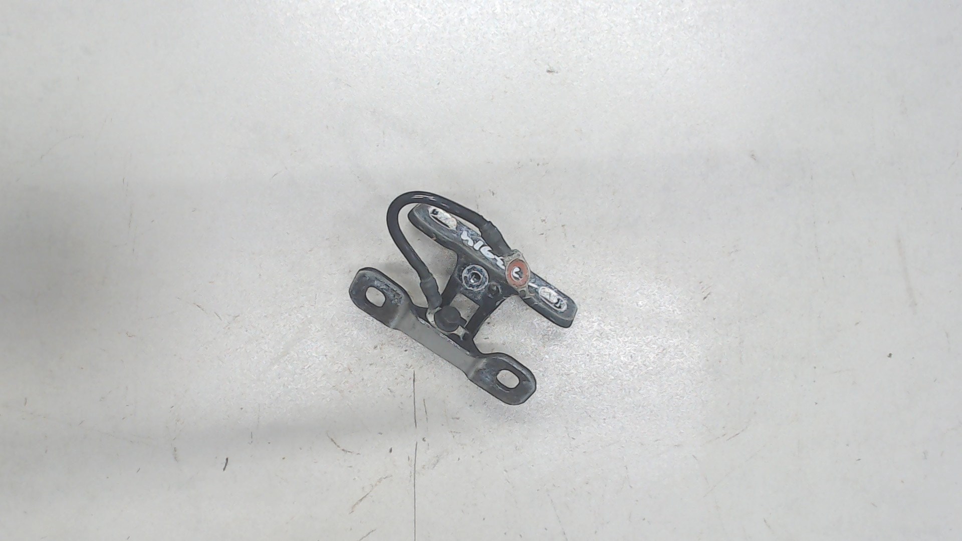 Петля крышки багажника