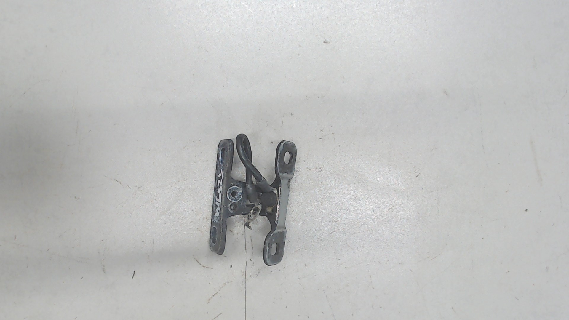 Петля крышки багажника