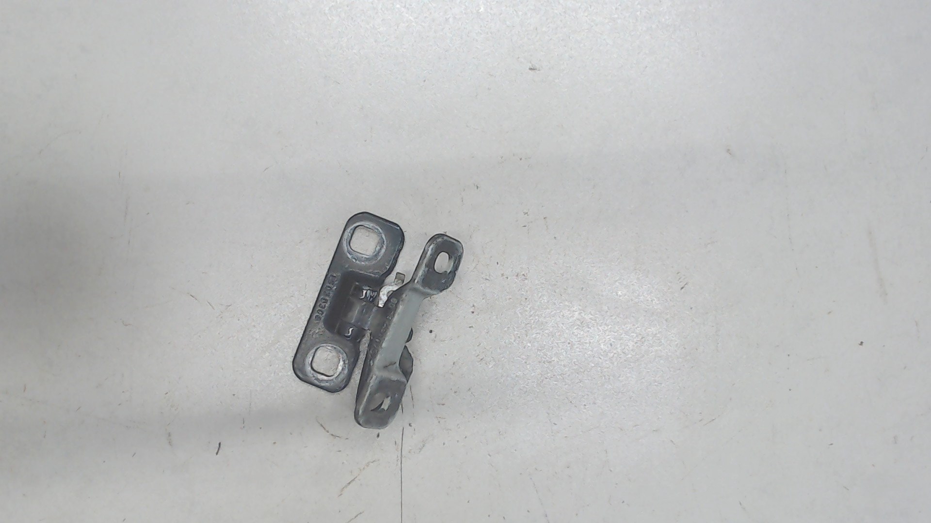 Петля крышки багажника