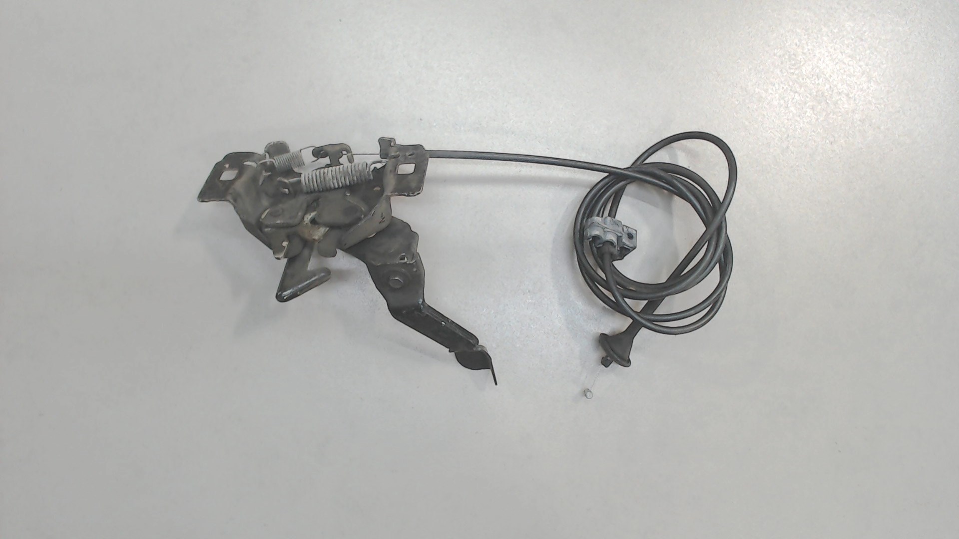 Замок капота