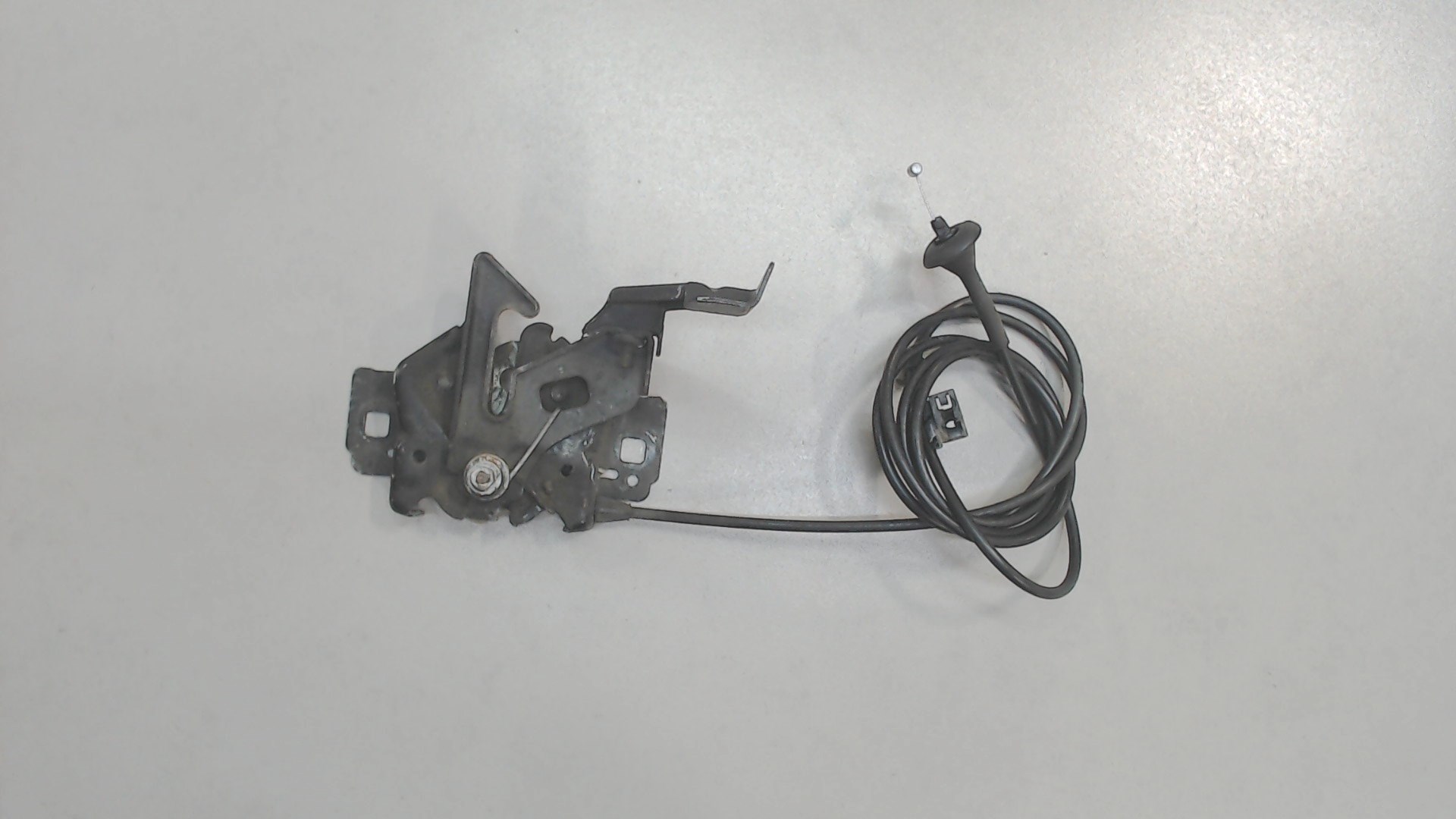 Замок капота