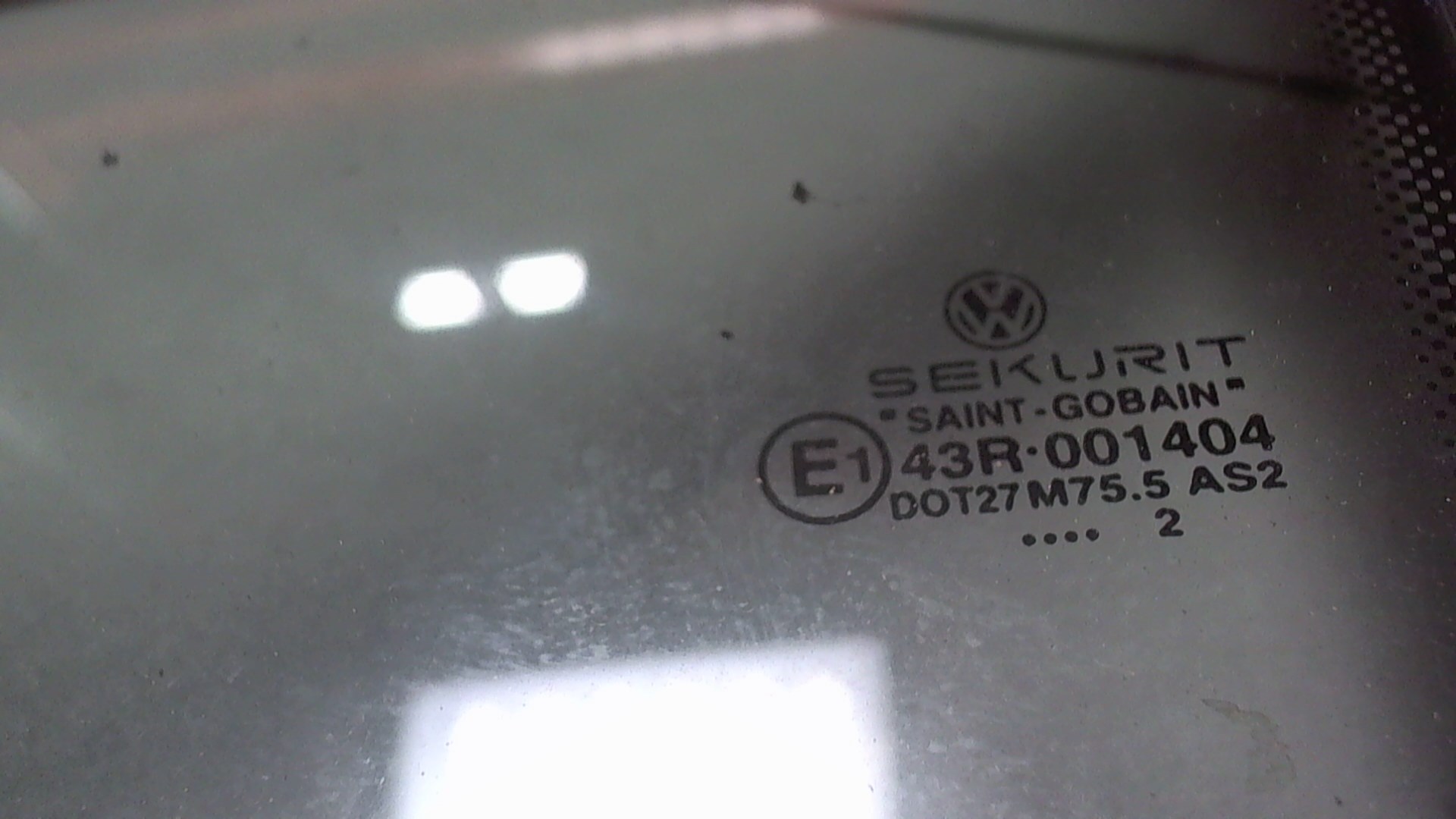 Стекло двери задней правой (форточка)