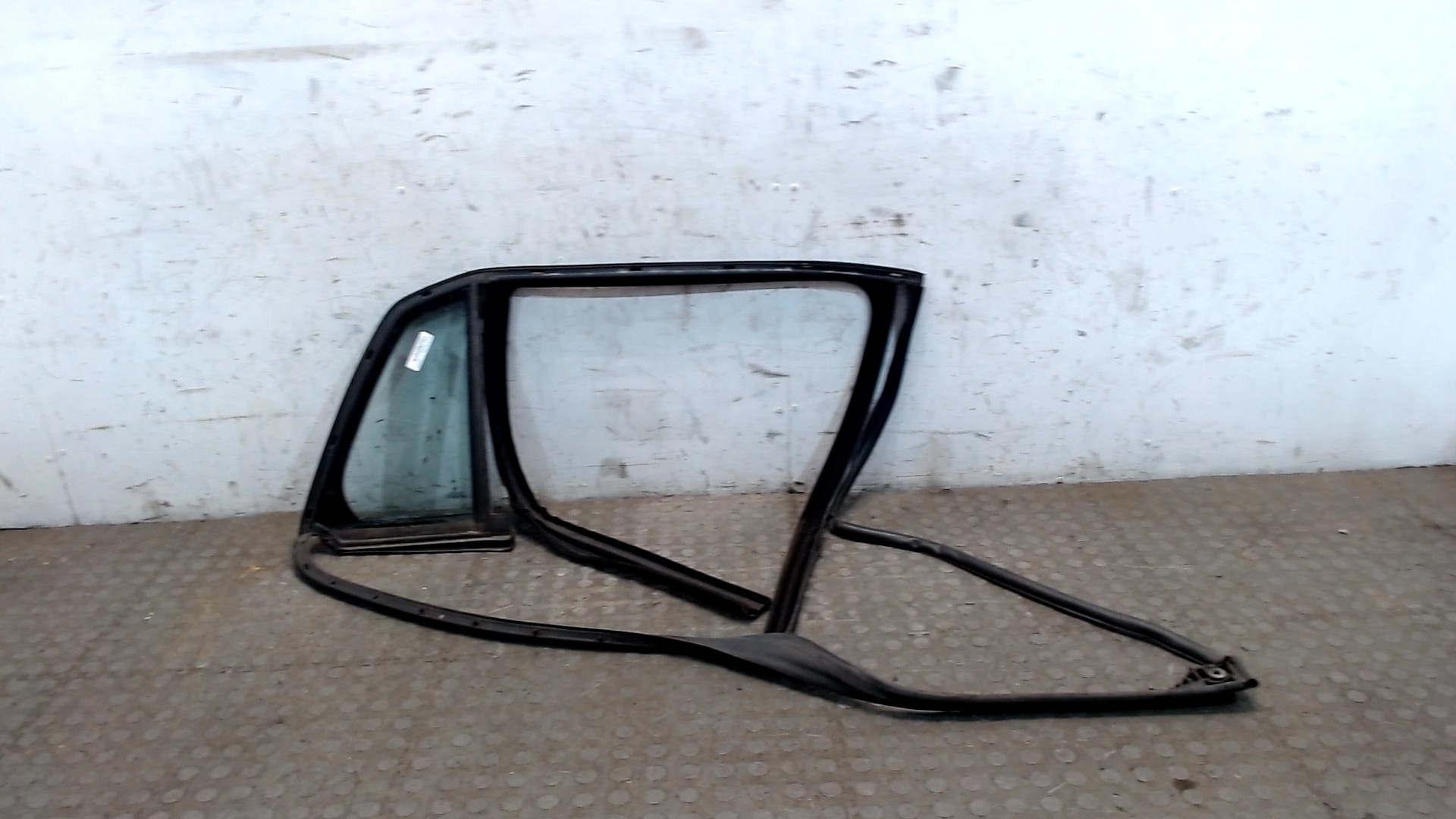 Стекло двери задней правой (форточка)