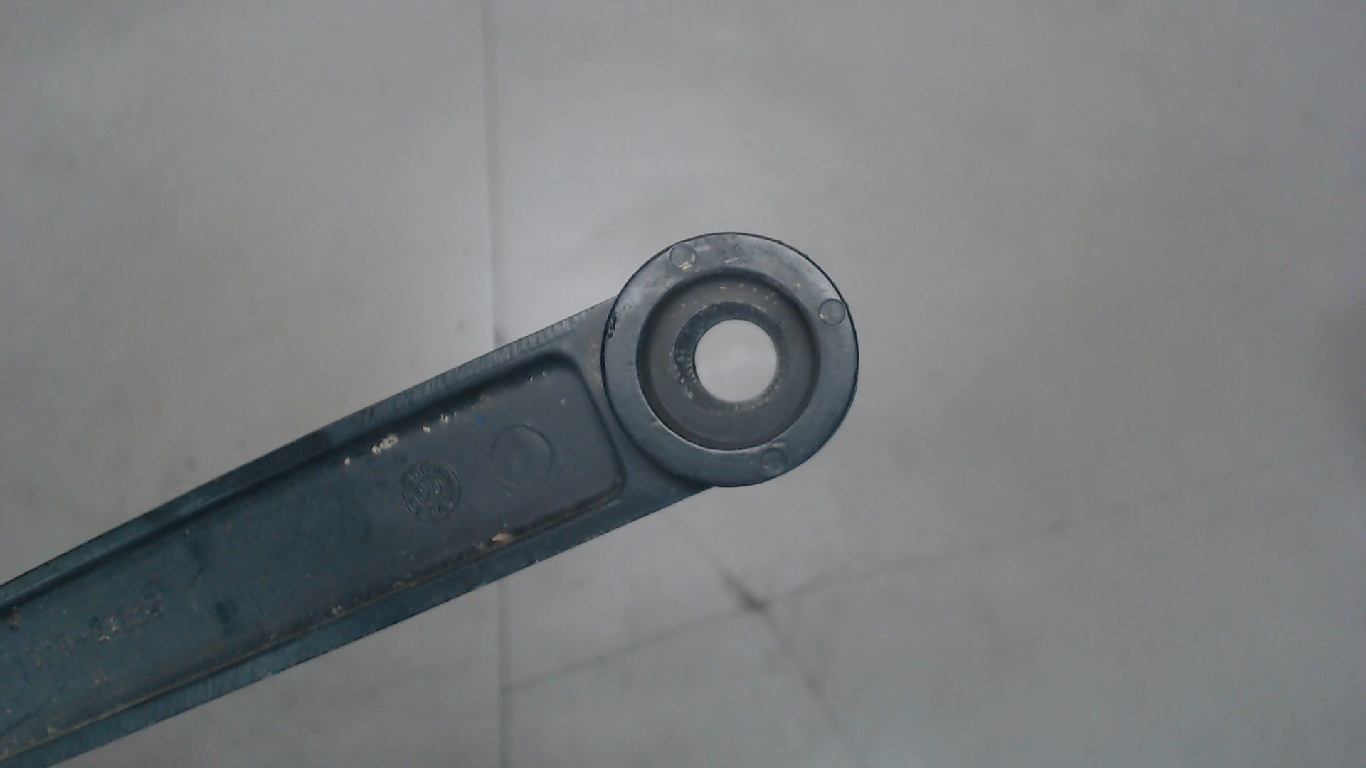 Поводок стеклоочистителя передний правый