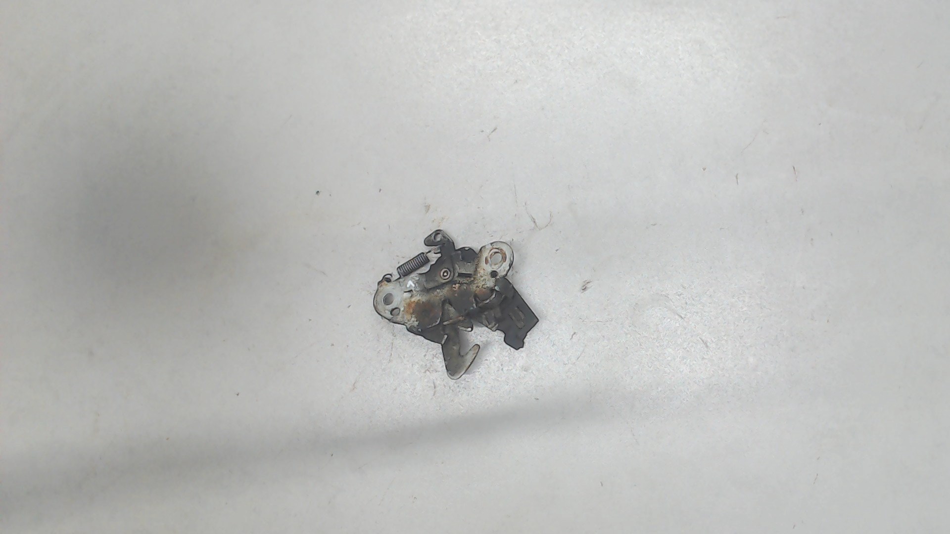 Замок капота