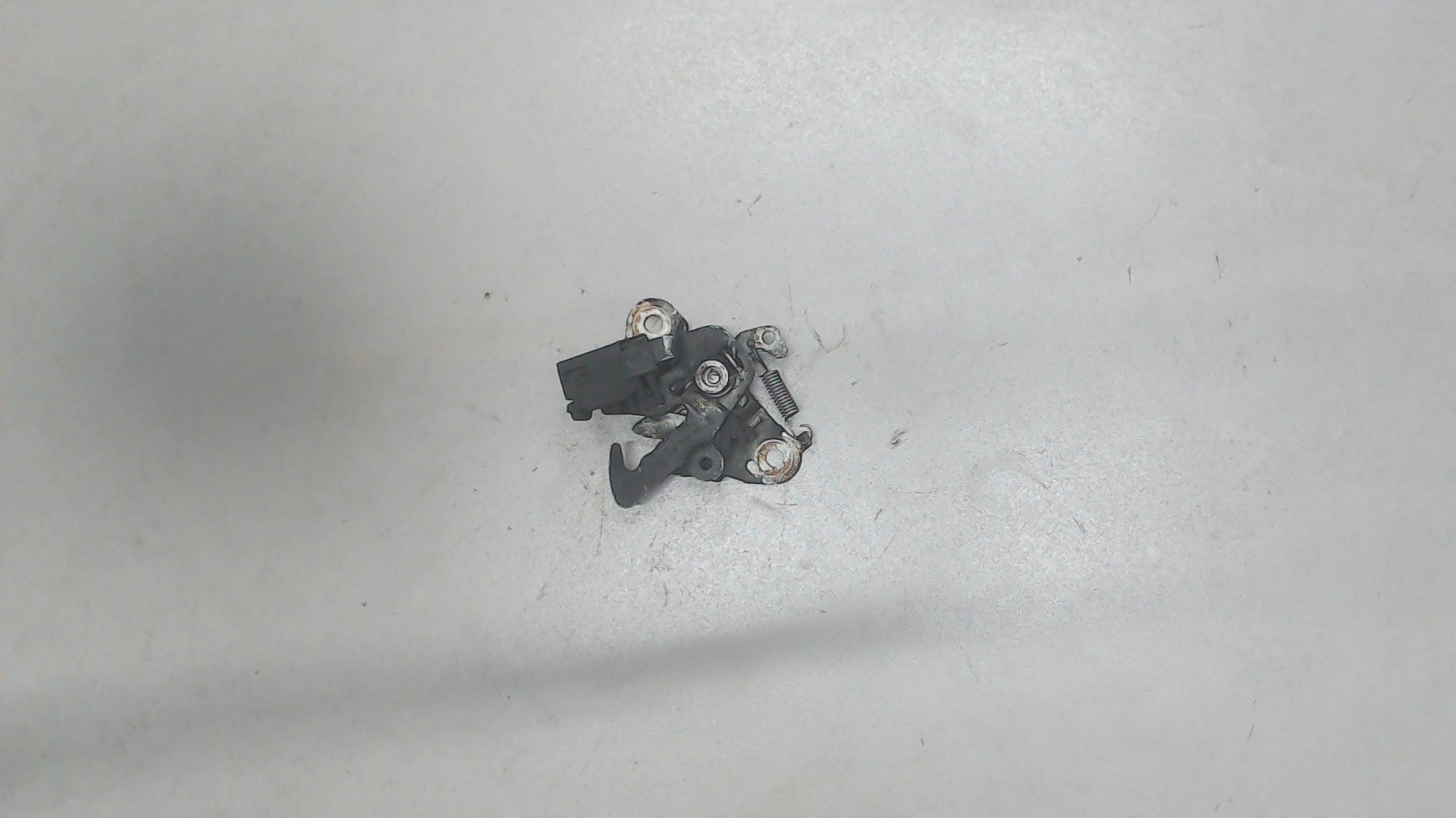 Замок капота