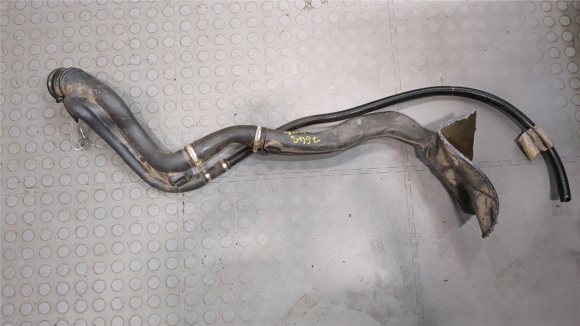 Горловина топливного бака